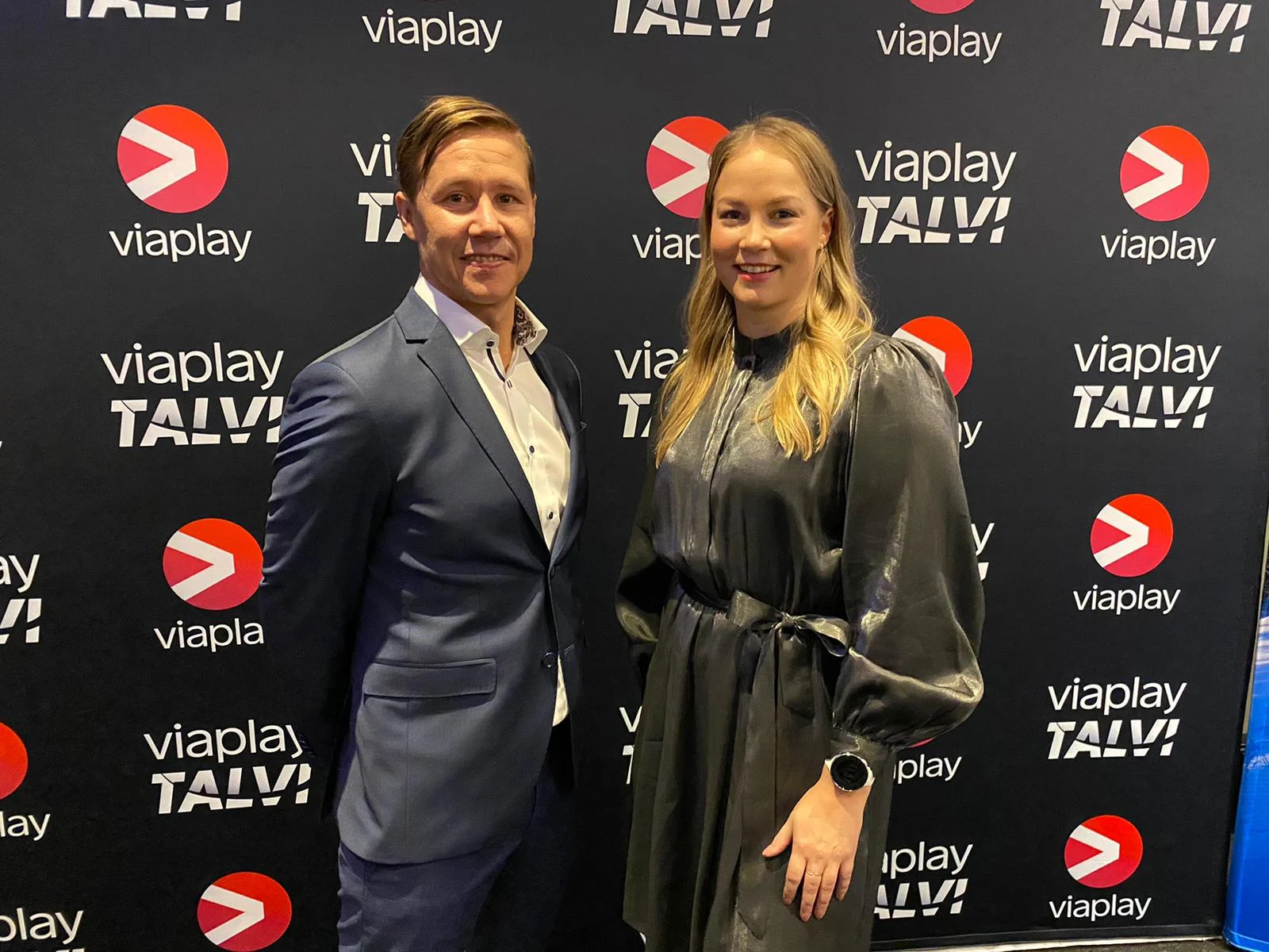 Hevosiin hurahtaneet Heikki Sorsa ja Suvi Hakkarainen Viaplayn tiedotustilaisuudessa 28.10.2021.