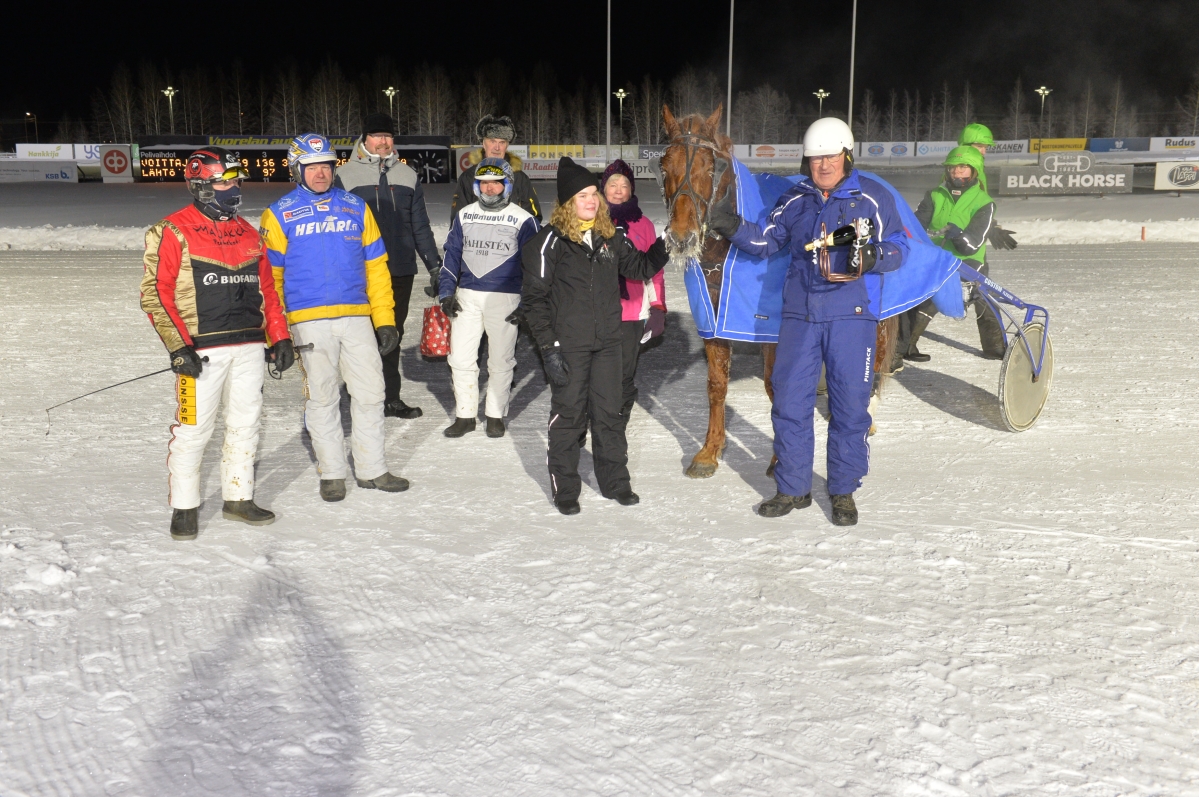Se on siinä! Valmentaja Jorma Konnu (oikealla hevosessa kiinni) on saanut kokea Camrin kanssa monta unohtumatonta hetkeä sen vuonna 2009 alkaneella uralla. 