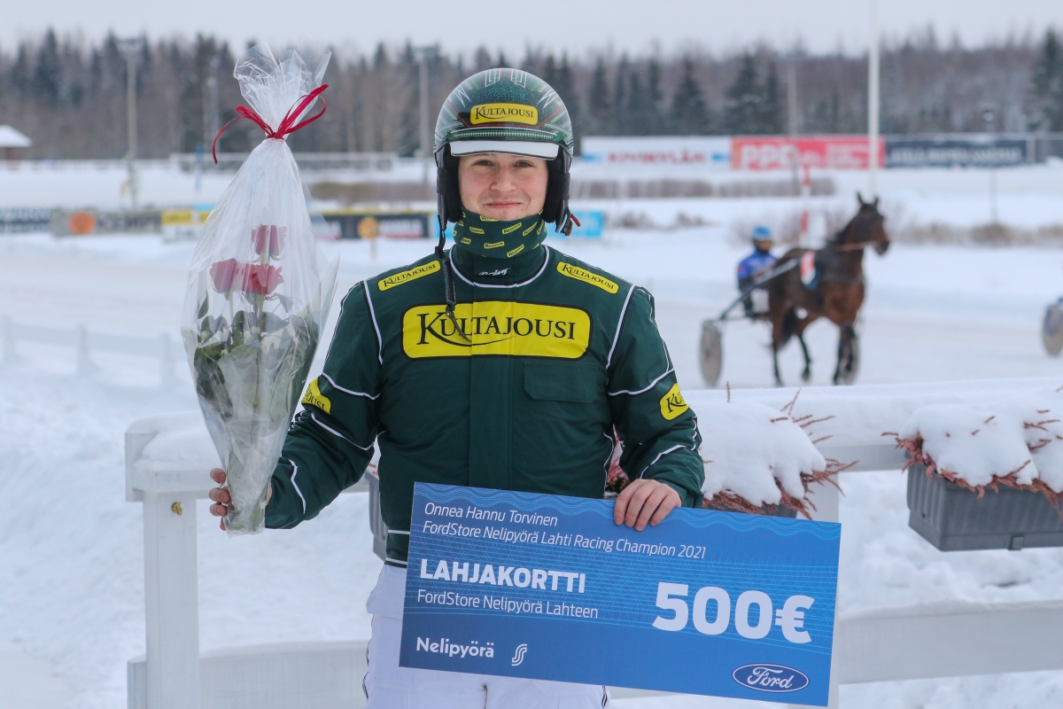 Uuteen ajoasuun siirtynyt Hannu Torvinen palkittiin Kavioliiga-ravien alussa viime vuoden Lahden ajajaliigan voittajana.