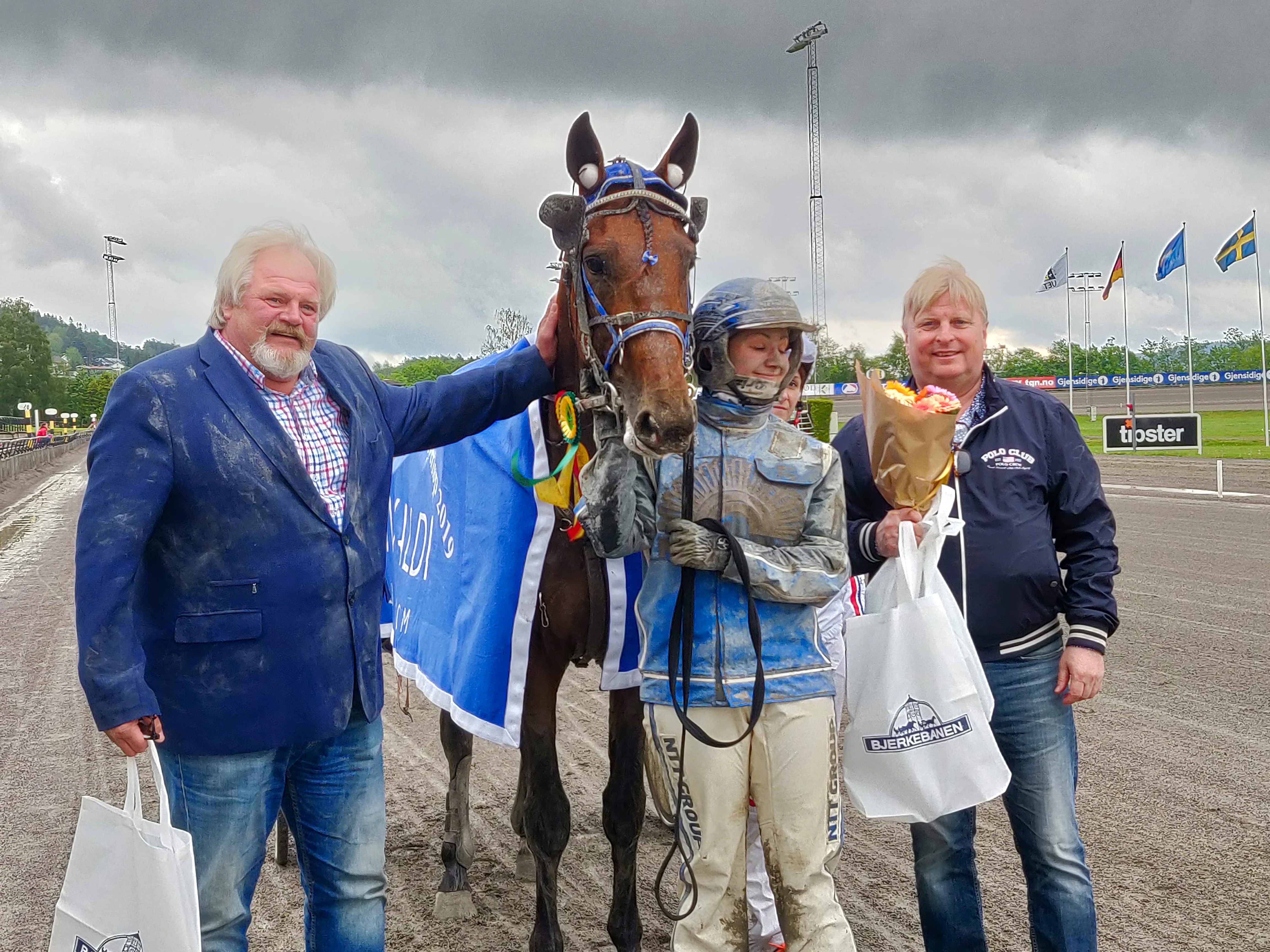 Ensio Mäntylä, Henna Halme ja Veijo Heiskanen pääsivät Zizoun kanssa Bjerken voittajakehään Oslo GP -viikonloppuna 2019.