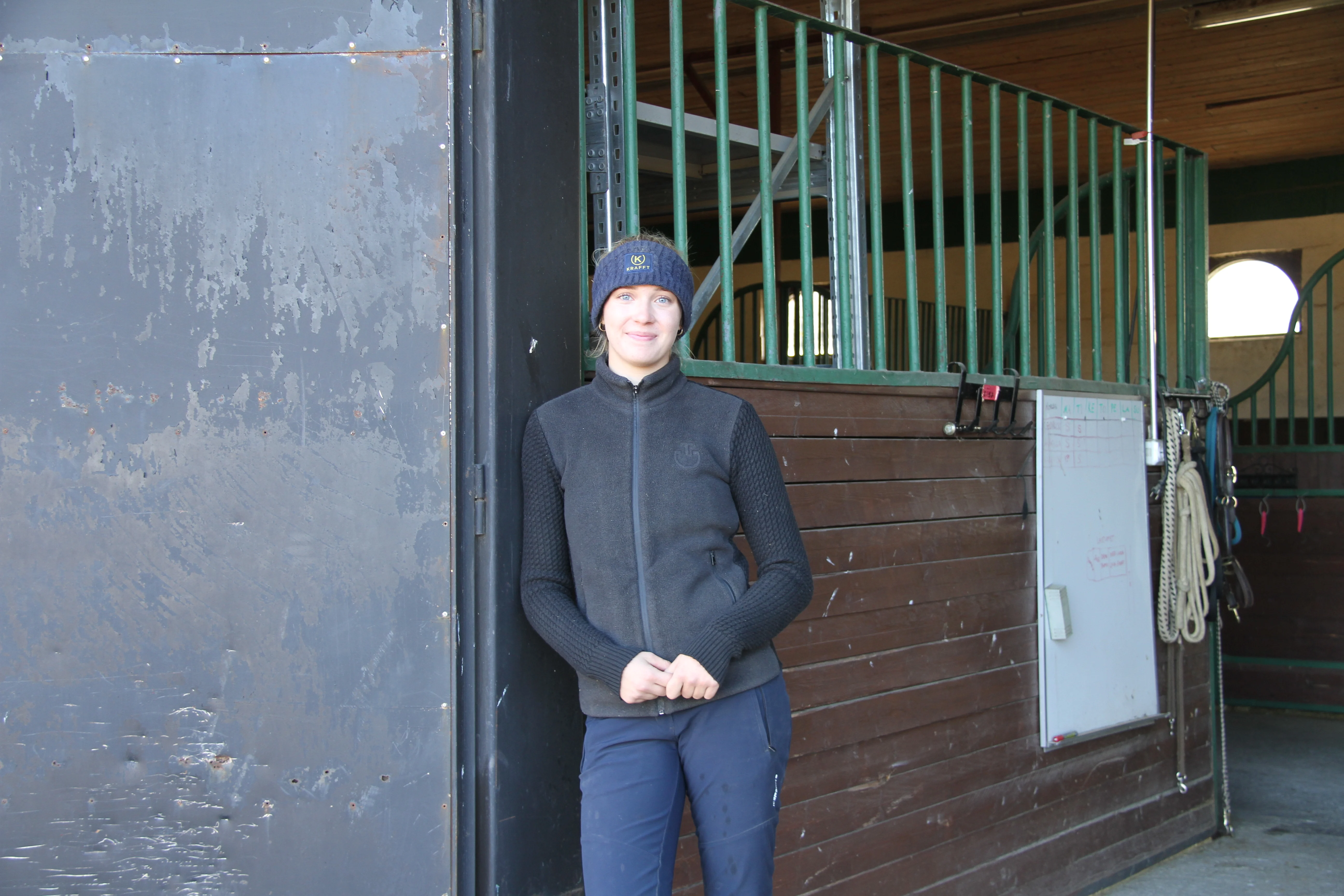 Liida Lehtonen oman tallin Stable Usvalaakson ovella.