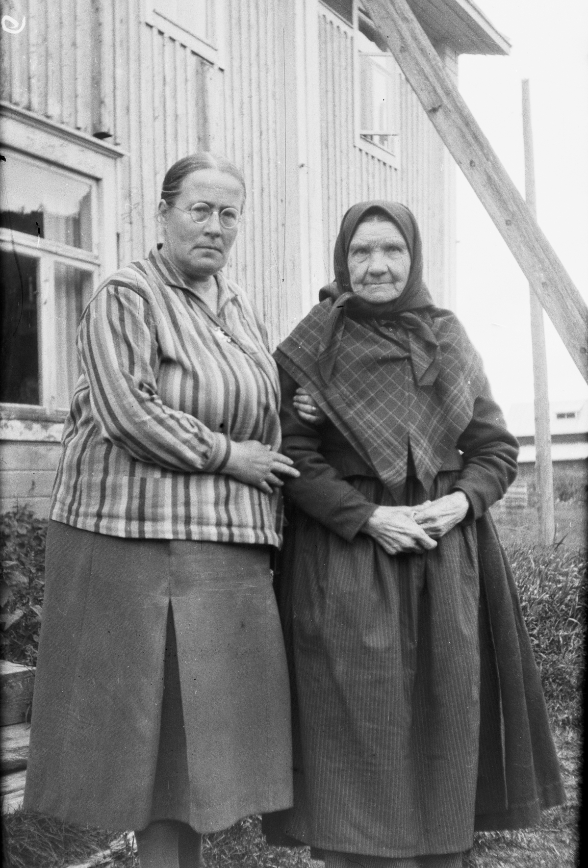 Jenny Paulaharju ja ylihärmäläinen haastateltava Maija Mäkinen 1929.