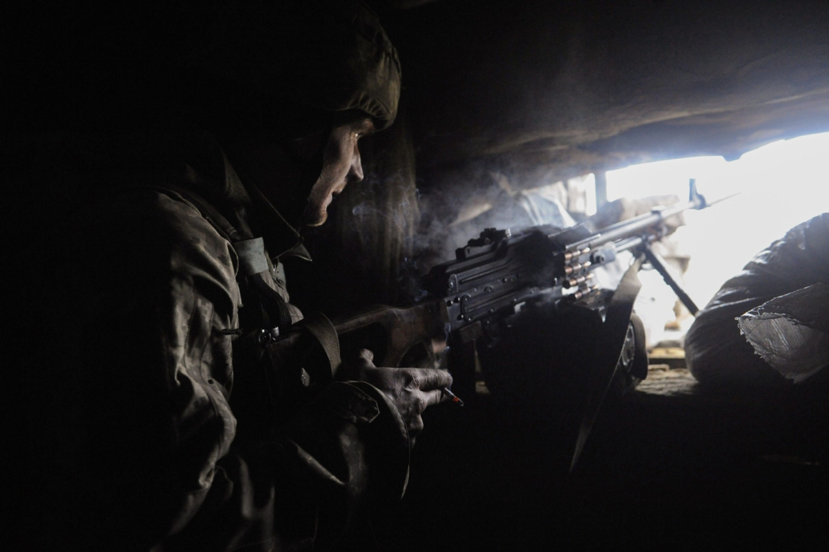 Ukrainalainen sotilas valmiudessa lähellä Mariuypolin kaupunkia Ukrainassa.
