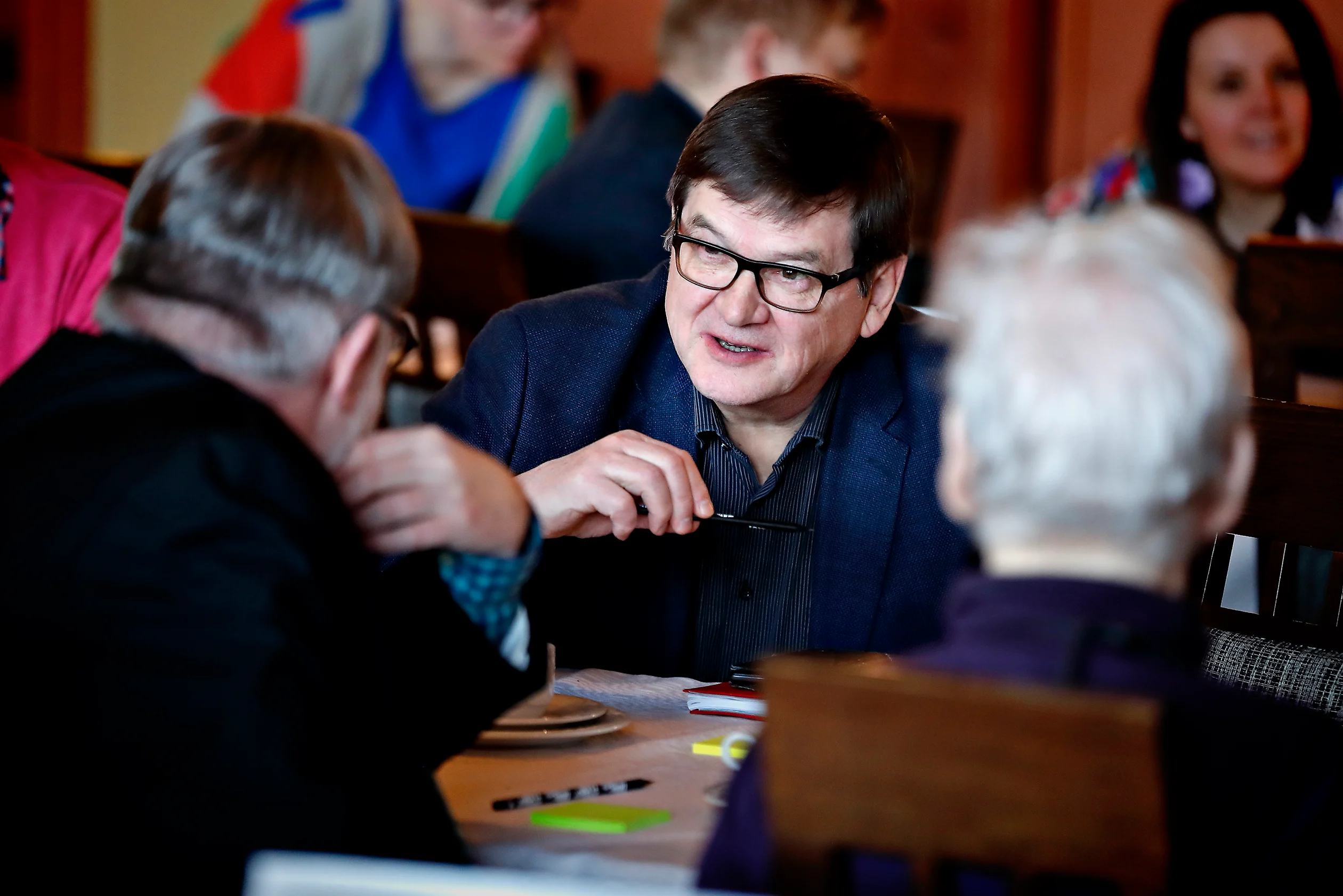 Eläkkeellä oleva ylikonstaapeli Raimo Ristilä kertoo ajautuneensa yhteisten asioiden hoitajaksi sekä politiikassa että harrastustoiminnassa. Arkistokuva.