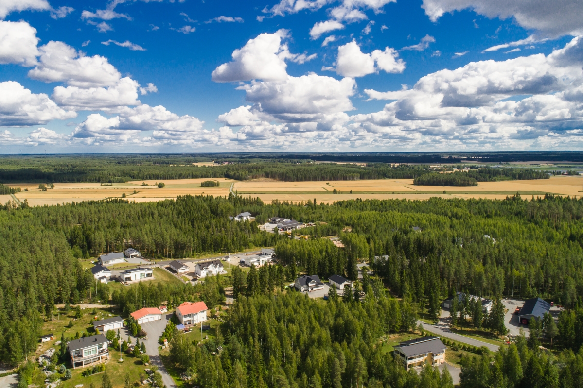Ilkankallion 17 myytävää tonttia ovat Jalasjärven taajamassa palveluiden ja luonnon lähellä. Ilkankalliolta löytyy myös Muumipuisto-leikkikenttä