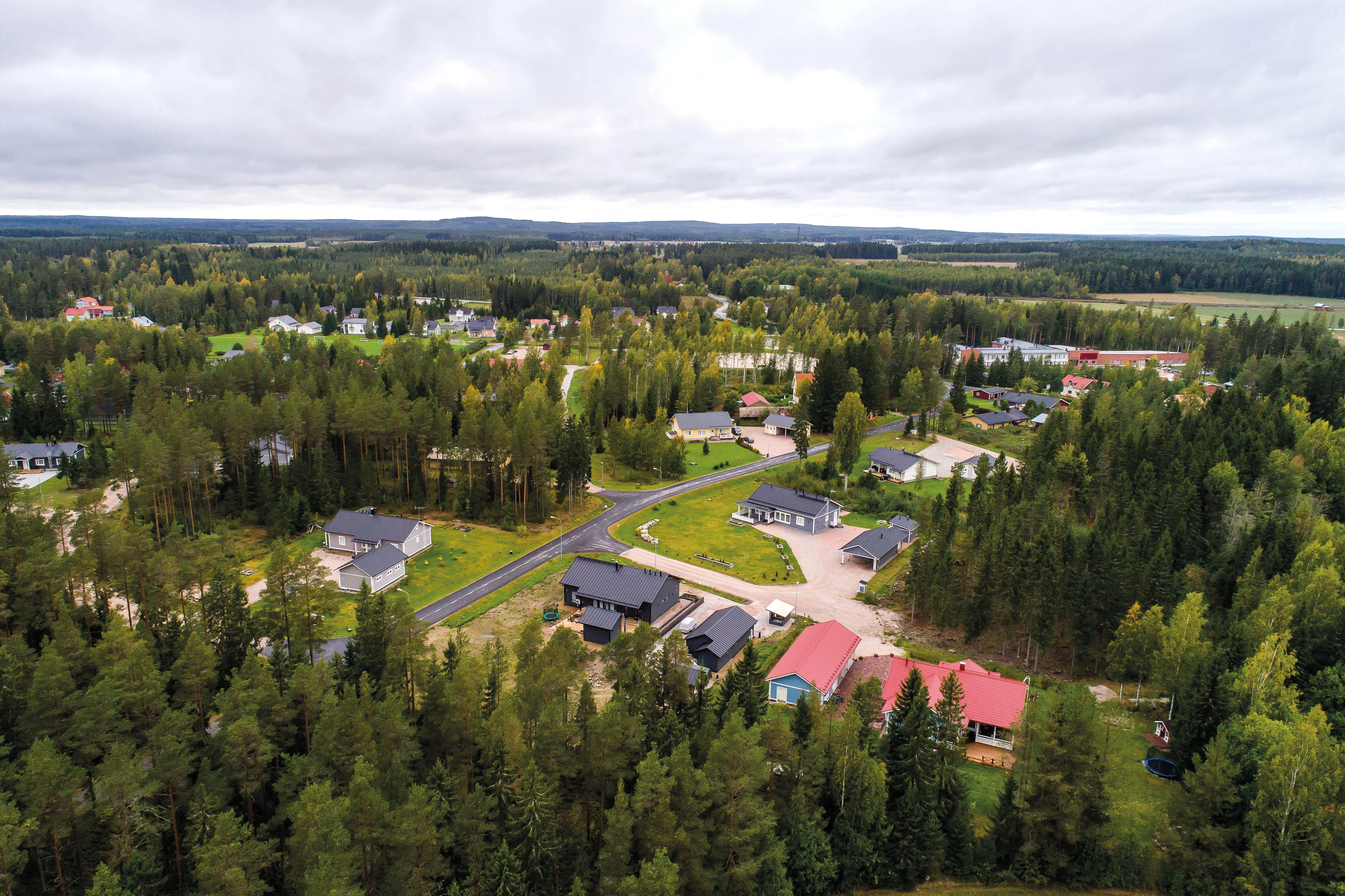 Kiven alueelta Kankaan koulun ja päiväkodin välittömästä läheisyydestä on myös tontteja myynnissä