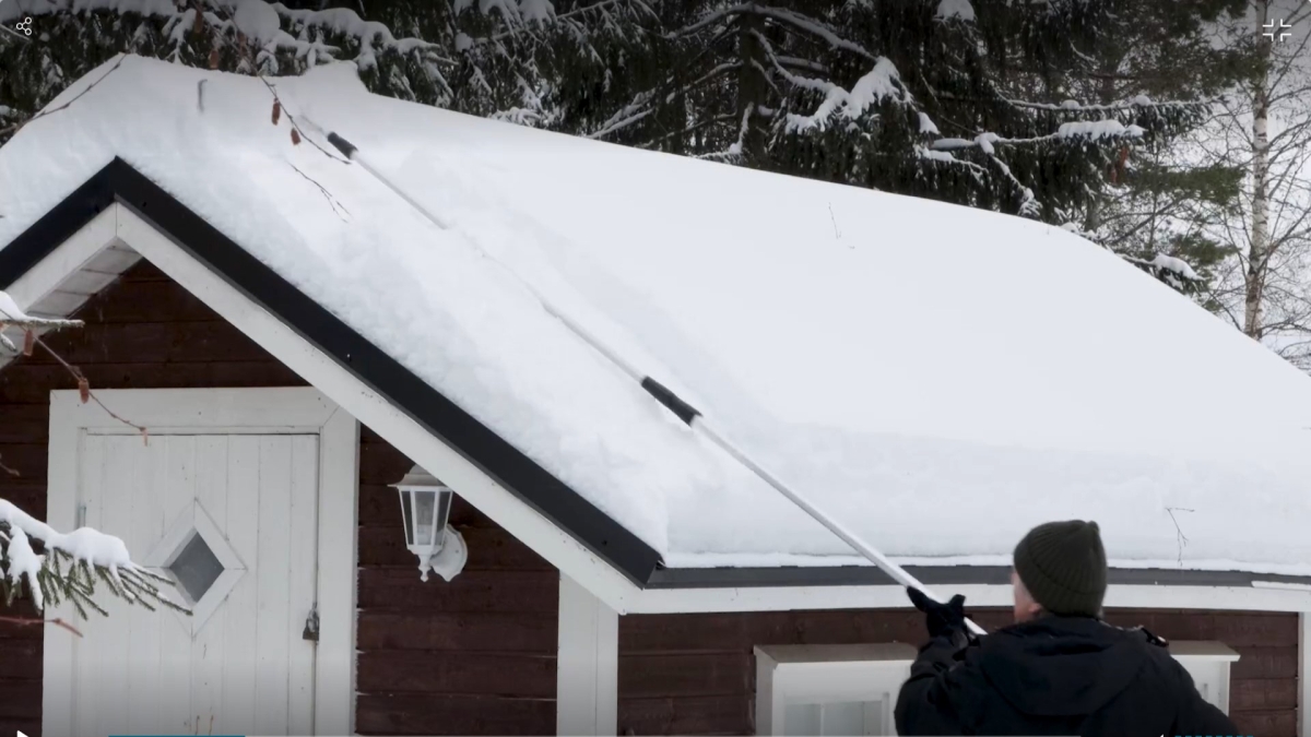Lumikuorma vaihtelee paljon, mutta palopäällikkö Matti Hietalahti toppuuttelee hötkyilemästä katolle: "Lopputulos voi olla jopa turvallisuutta heikentävä"