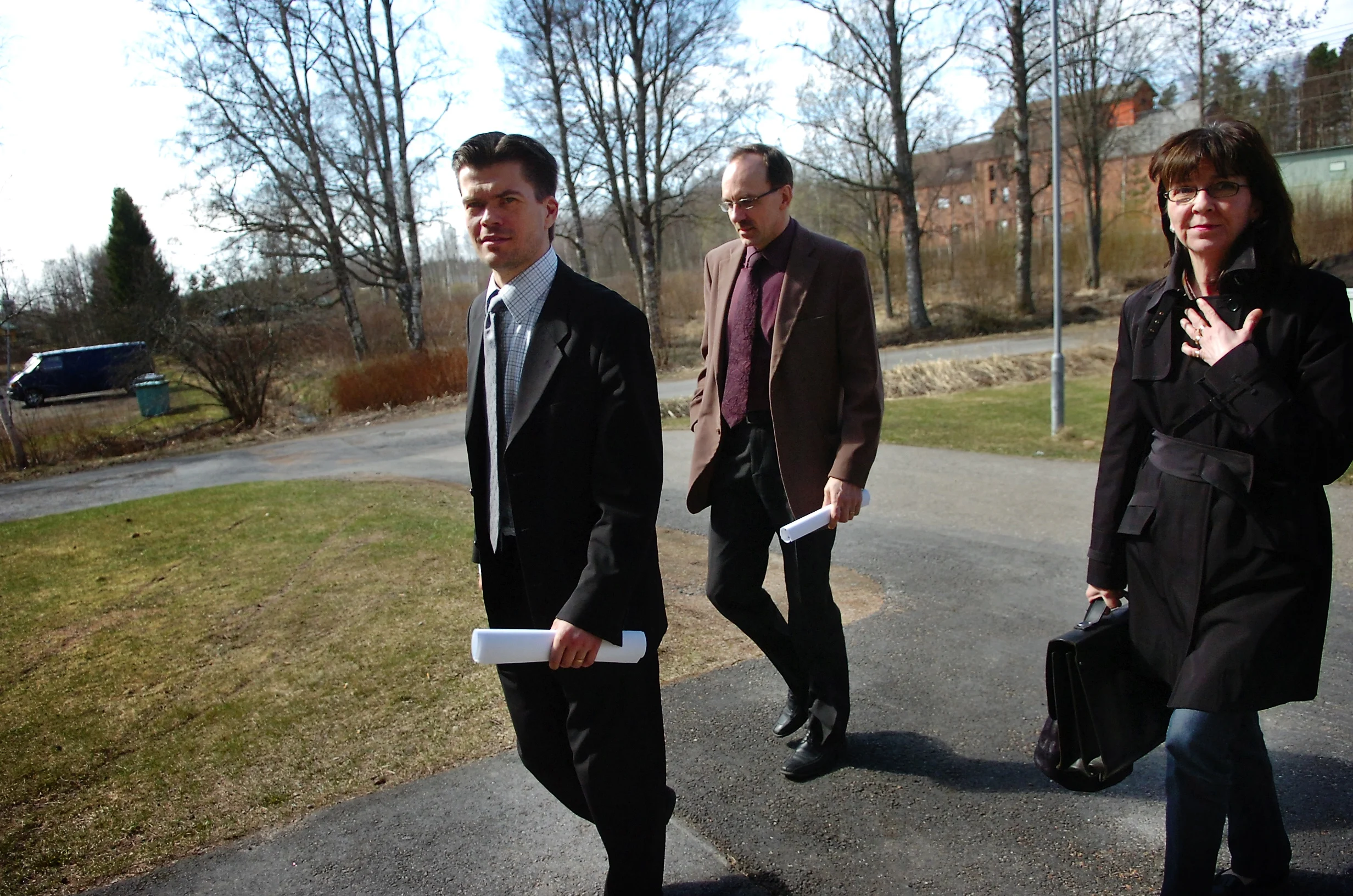 Ylistaron kunnanjohtaja Juha Luukko sekä sivistysjohtaja Heikki Vierula ja kansliapäällikkö Raija Ranta matkalla kuntaliitoksiin liittyvään kokoukseen Nurmossa vuonna 2007. Arkistokuva.