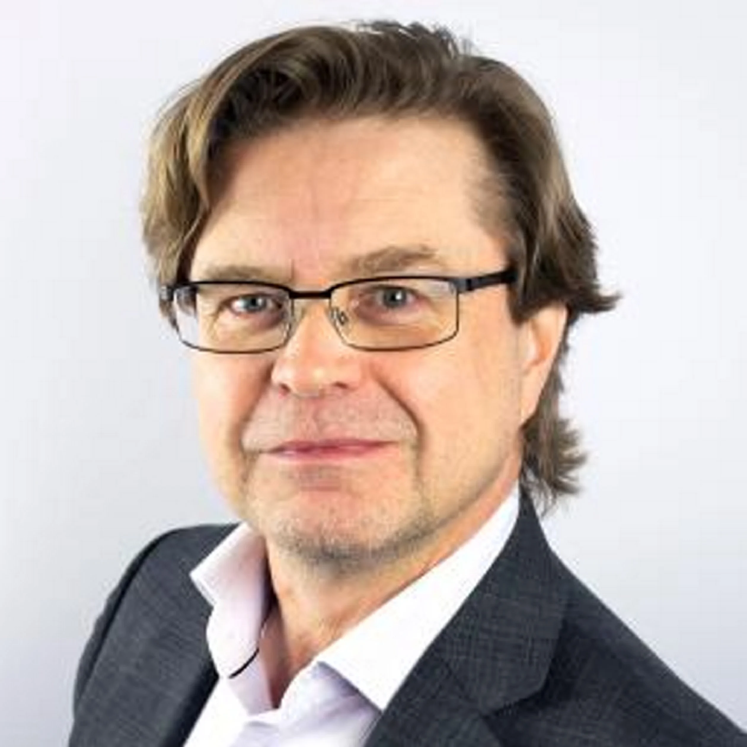 Kotimaisten kielten keskuksen erityisasiantuntija Matti Räsänen painottaa, että suomen kielen opiskelu on edelleen tärkeä. Asiallista kieltä tarvitaan varsinkin aikuisten elämässä.
