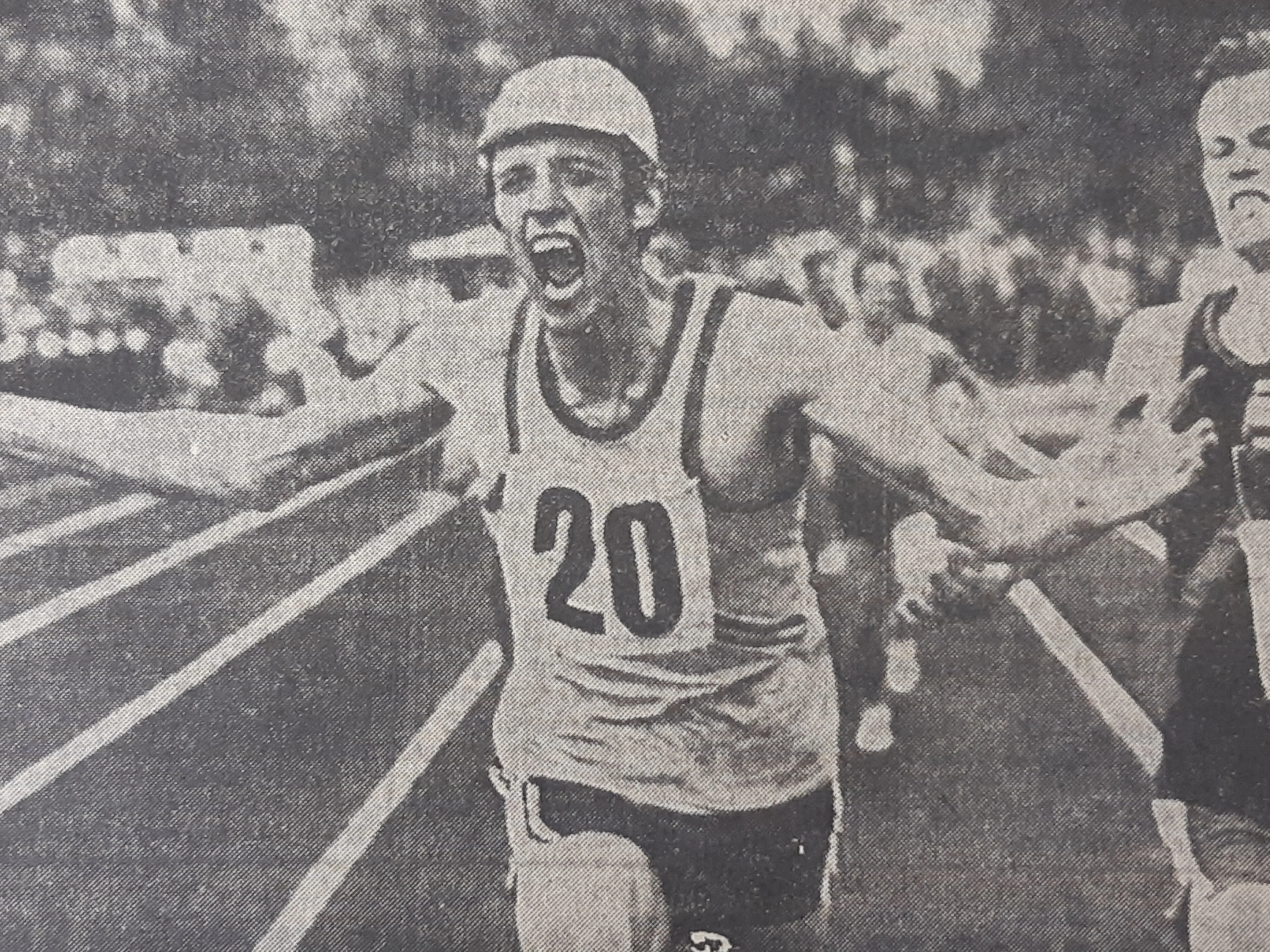 Yleisurheilun Ruotsi-ottelun skandaalinkäryisin hetki koettiin Tukholman olympiastadionilla 1975, kun Pekka Päivärinta diskattiin hänen tultuaan ensimmäisenä maaliin 5 000 metrin juoksussa. Myöhemmin Lätsä-Pekka kertoi hieman härnänneensä länsinaapurin Bengt Nåjdea, joka osallistui tönimiseen ja diskattiin myös. Sunnuntain Ilkassa 18.3.1973 julkaistussa kuvassa Lätsä-Pekka voittaa historian ensimmäisen maastojuoksun maailmanmestaruuden. Kuvassa oikealla oleva Tapio Kantanen sijoittui neljänneksi.