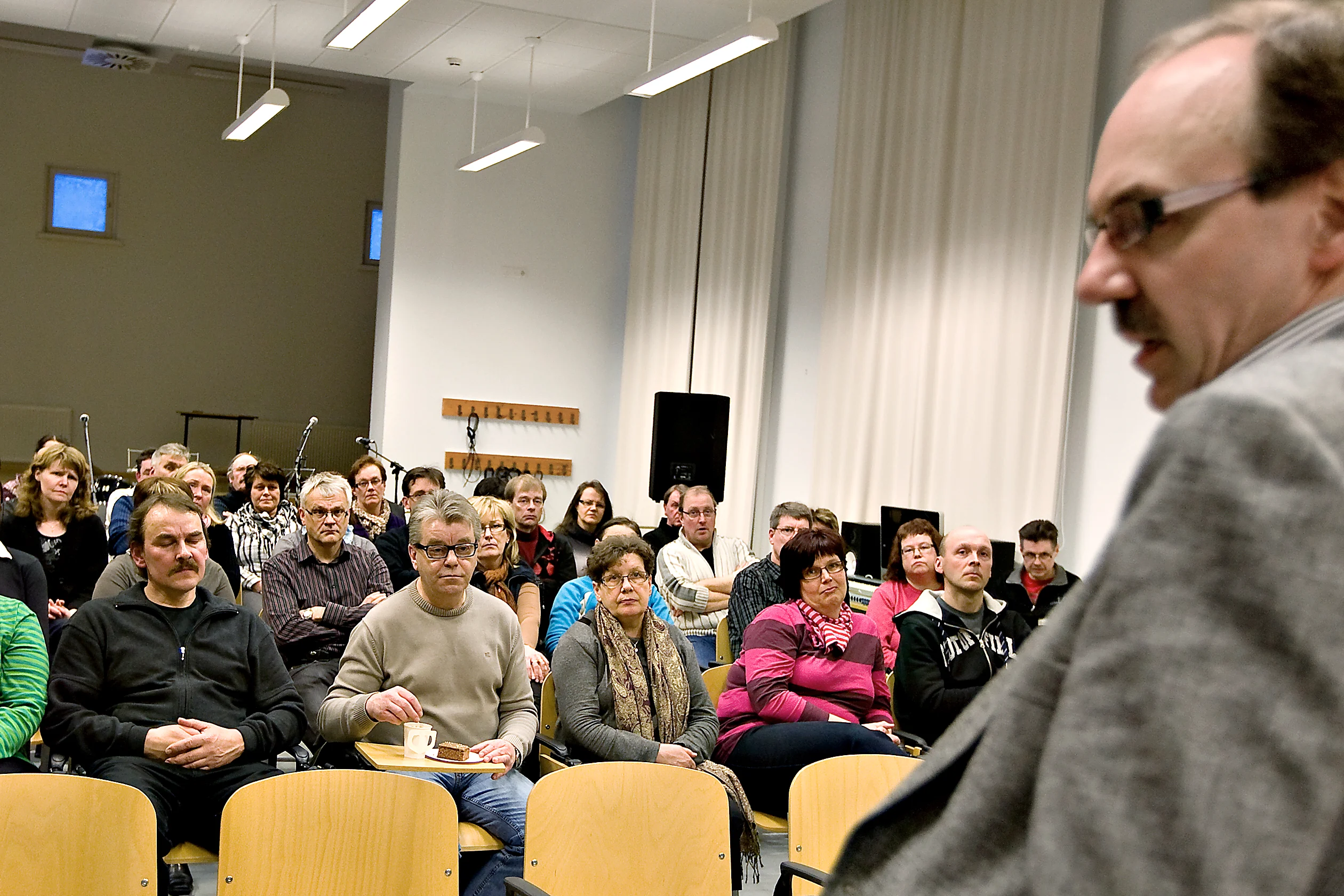 Sivistysjohtajan rooliin on kuulunut selvittää kaupunkilaisille, mitä päätösten takana on. Tämä kuva on Etelä-Seinäjoen lukion vanhempainillasta vuonna 2011. Arkistokuva.