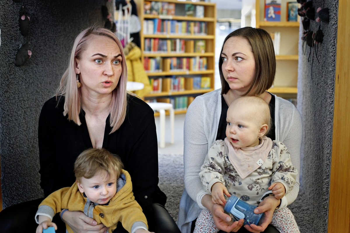 Nuoret äidit ukrainalainen Maryna Baburets ja venäläinen Sandra-Marija Kalendruz: "Näiden pikkuisten takia pitää toivoa parempaa"