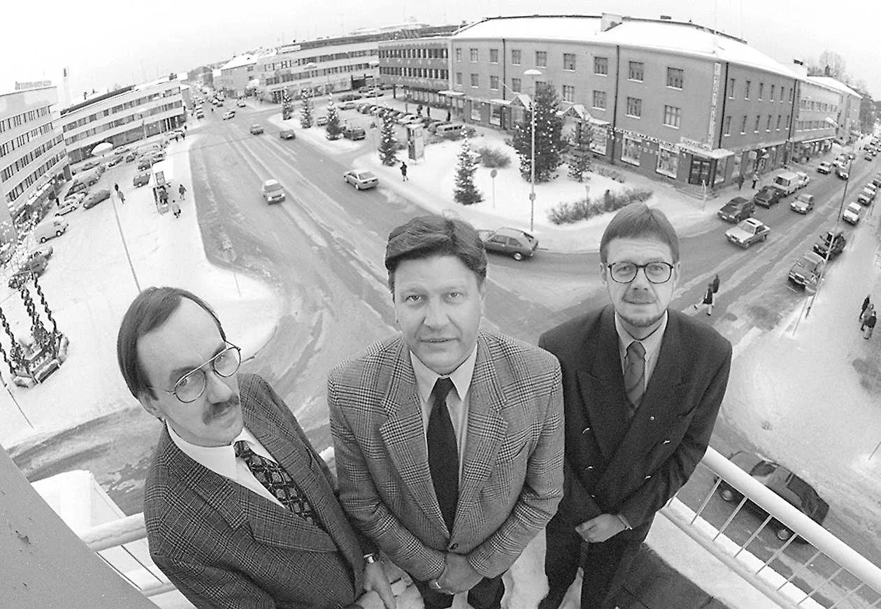 Seinäjoen toimialajohtajat poseeraavat nyt jo kaupunkikuvasta kadonneen Kassatalon parvekkeella vuonna 1996: Heikki Vierula (vas.), Ilmari Ylä-Autio ja Markku Kujanpää. Arkistokuva.