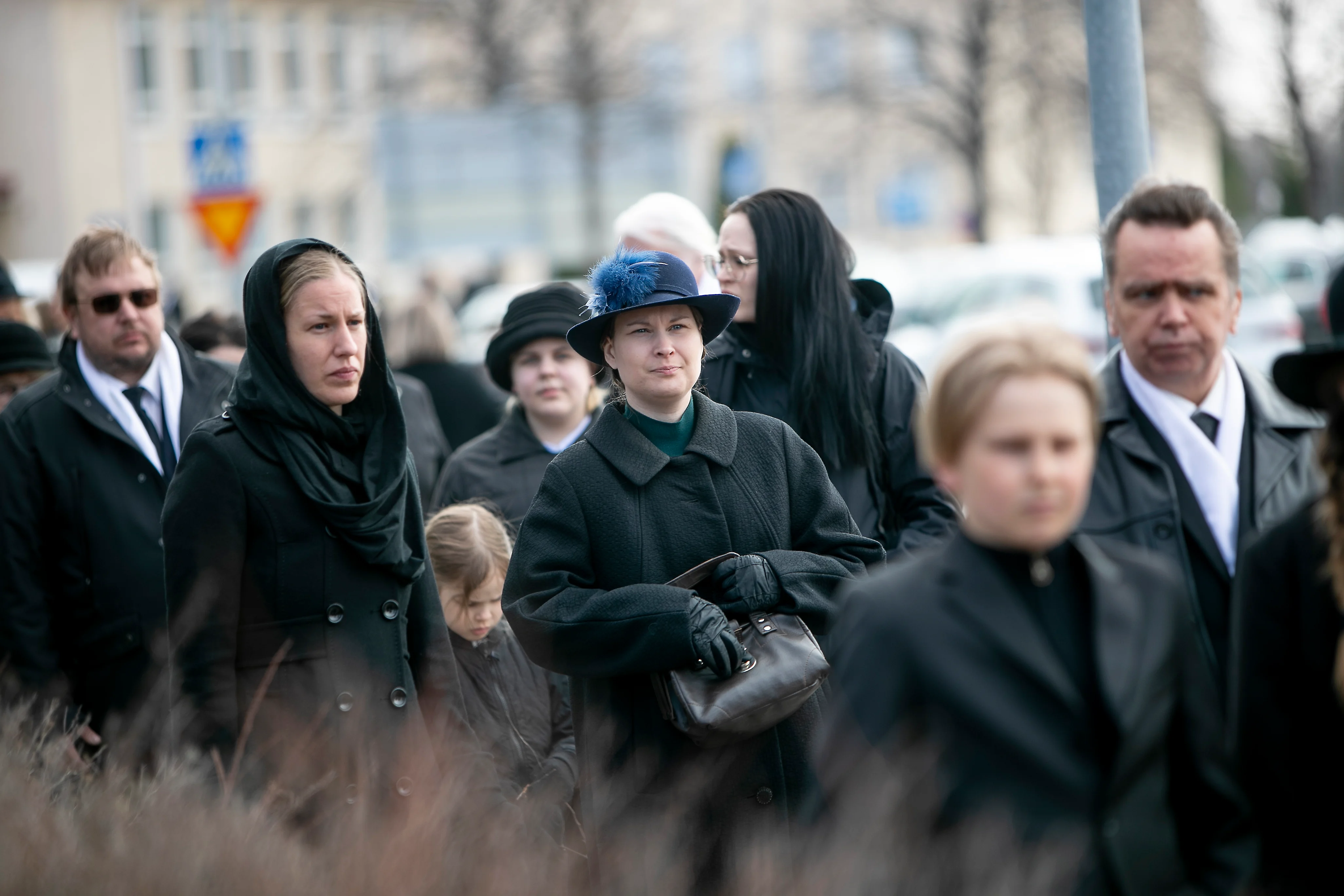Lapualaiset Kristiina Pouhula ja Riikka Puistikko olivat laittautuneet muiden tavoin 1970-luvun vaatteisiin. Sukulaisten kaapeista oli ollut apua.