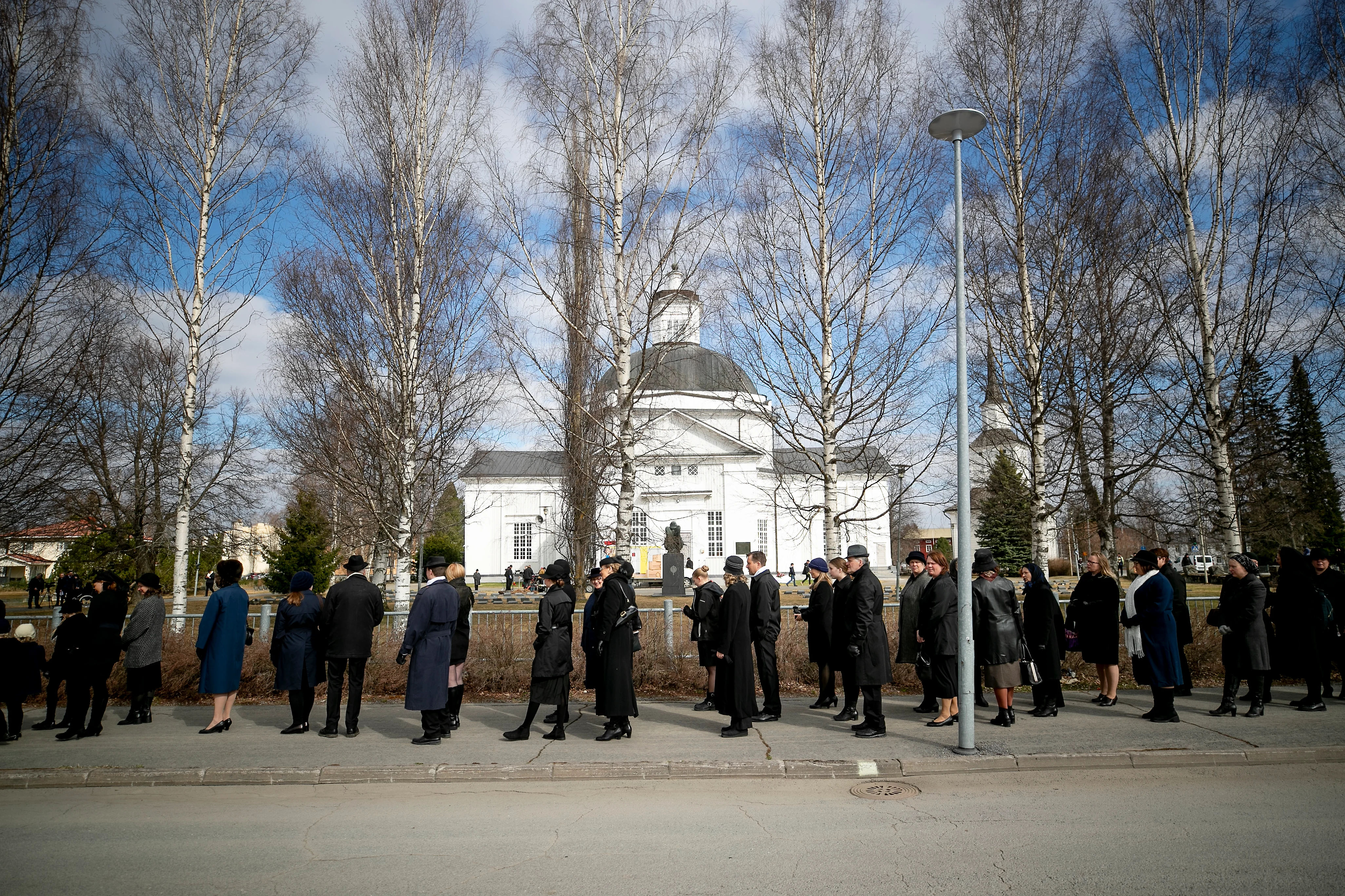 Avustajat jonottivat ensin saadakseen hyväksynnän puvulleen.
