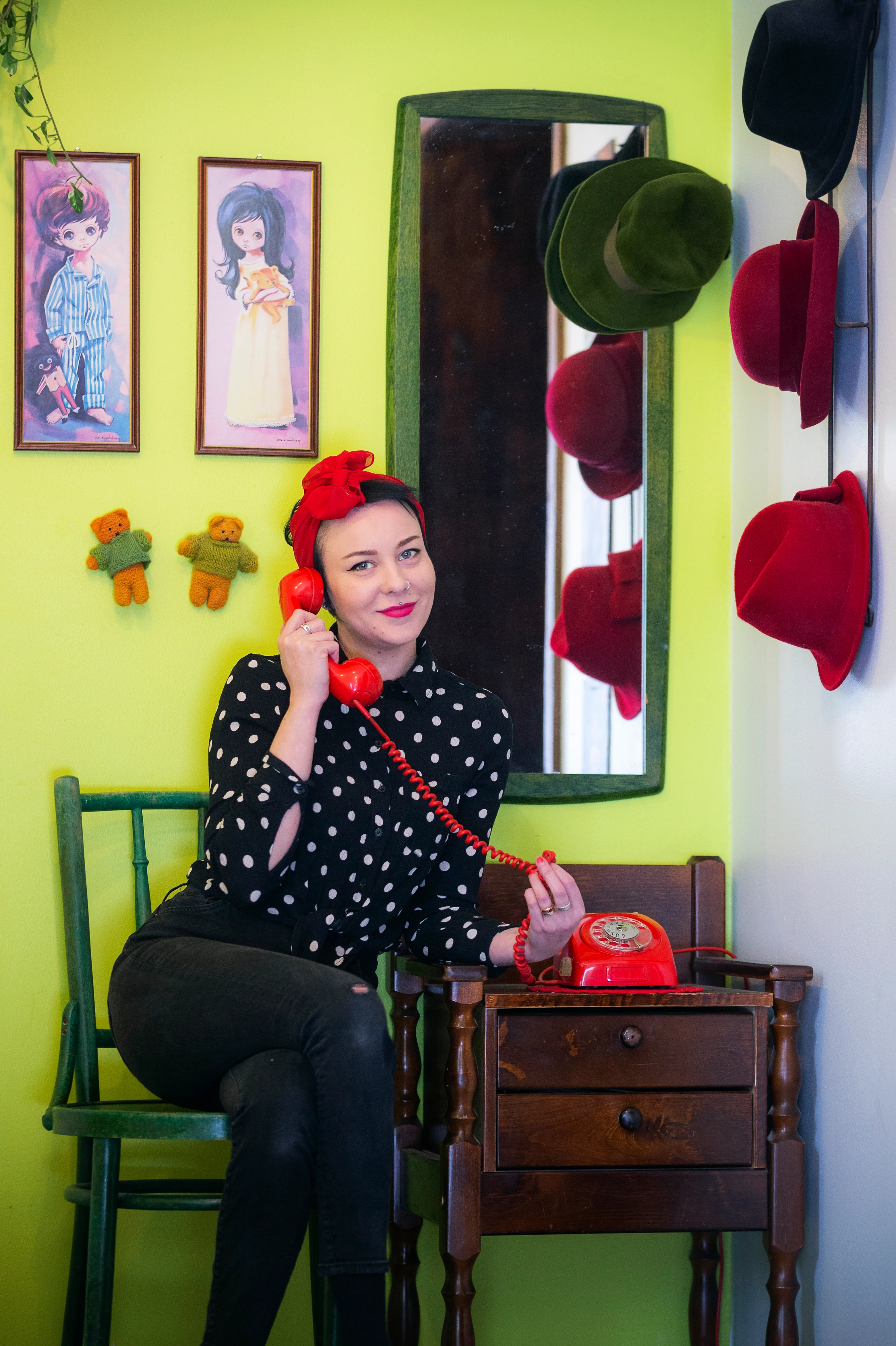 Ei aika mennyt koskaan palaa, paitsi Susanna Erkinheimon lauluissa. Myös laulajan tyyli ja kodin sisustus huokuvat vanhojen vuosikymmenten estetiikkaa.