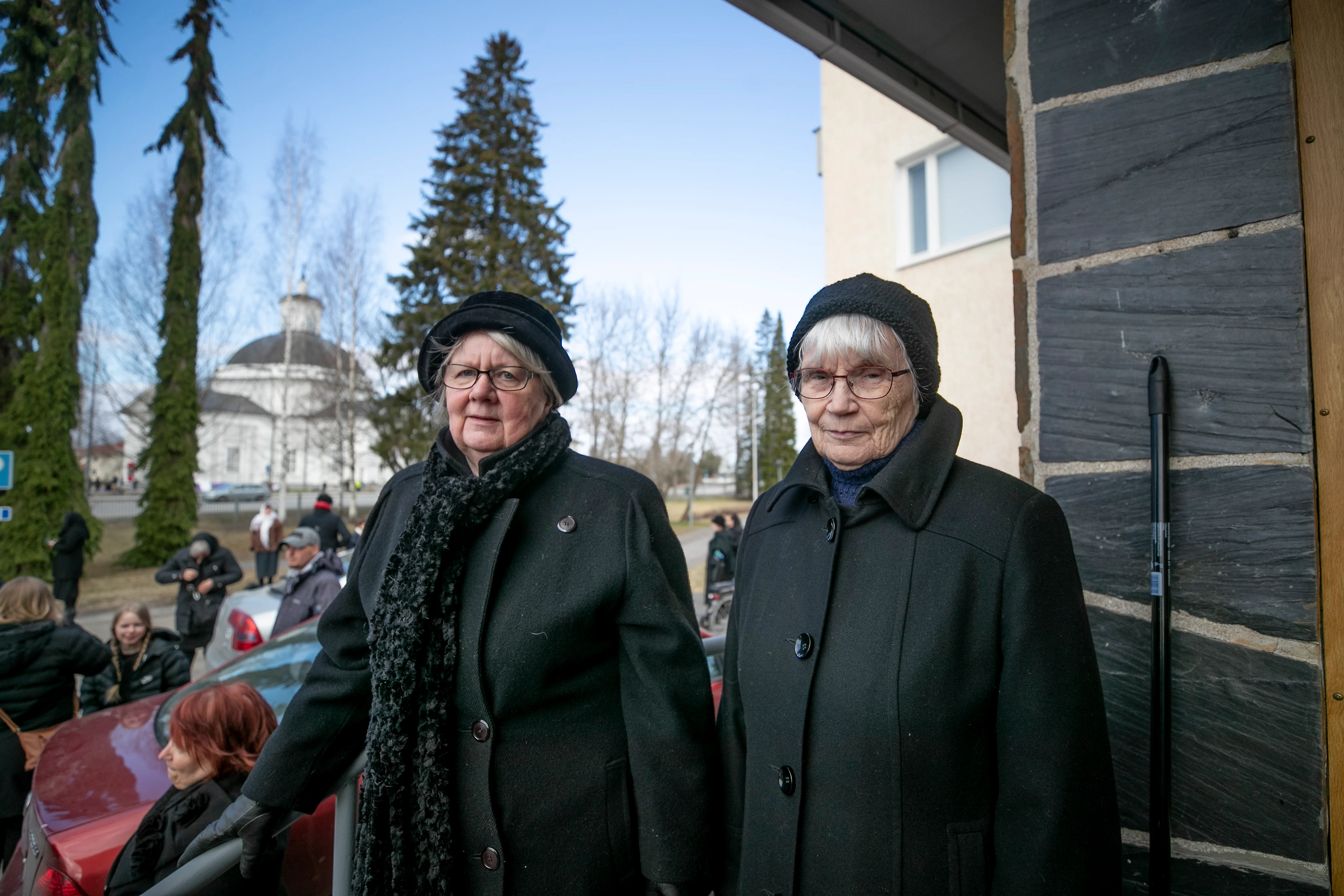 Leena Alho ja Leena Kähkönen muistavat patruunatehtaan räjähdyksen hyvin.