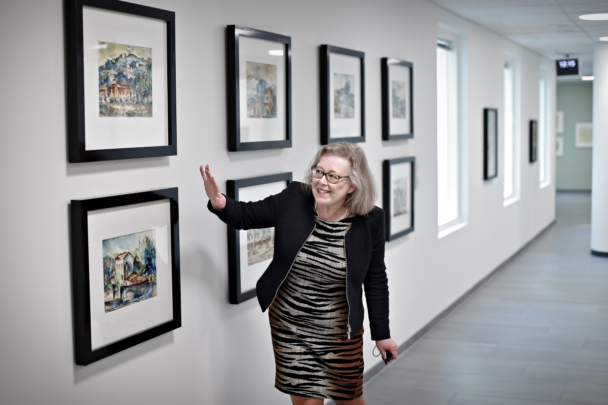 Anne-Maj Salin valitsi kuraattorina teokset Törnävän sairaalan taidekokoelmasta Seinäjoen keskussairaalan M-talon taidegalleriaan vuonna 2022. Tässä töysäläissyntyisen Arvi Mäenpään Etelä-Ranskassa maalaamia akvarelleja.