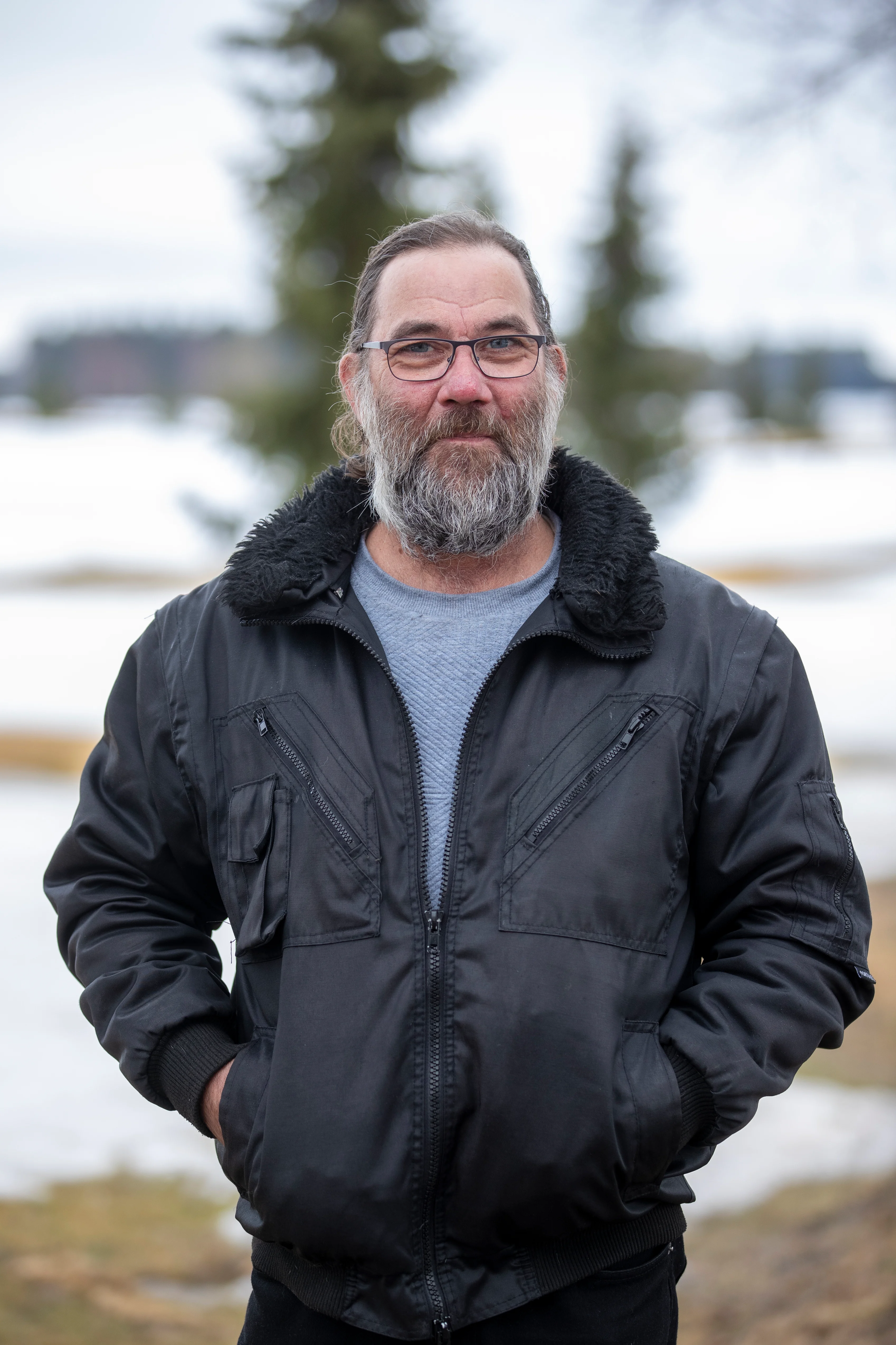 Timo Veikko Mäkisen mielestä kaimojen olemassa olo on pelkästään positiivinen asia, sillä se on aiheuttanut monia hauskoja sattumuksia. Perheessä on totuttu täyskaimoihin, sillä Anne-vaimolla on täyskaima samalla kylällä.