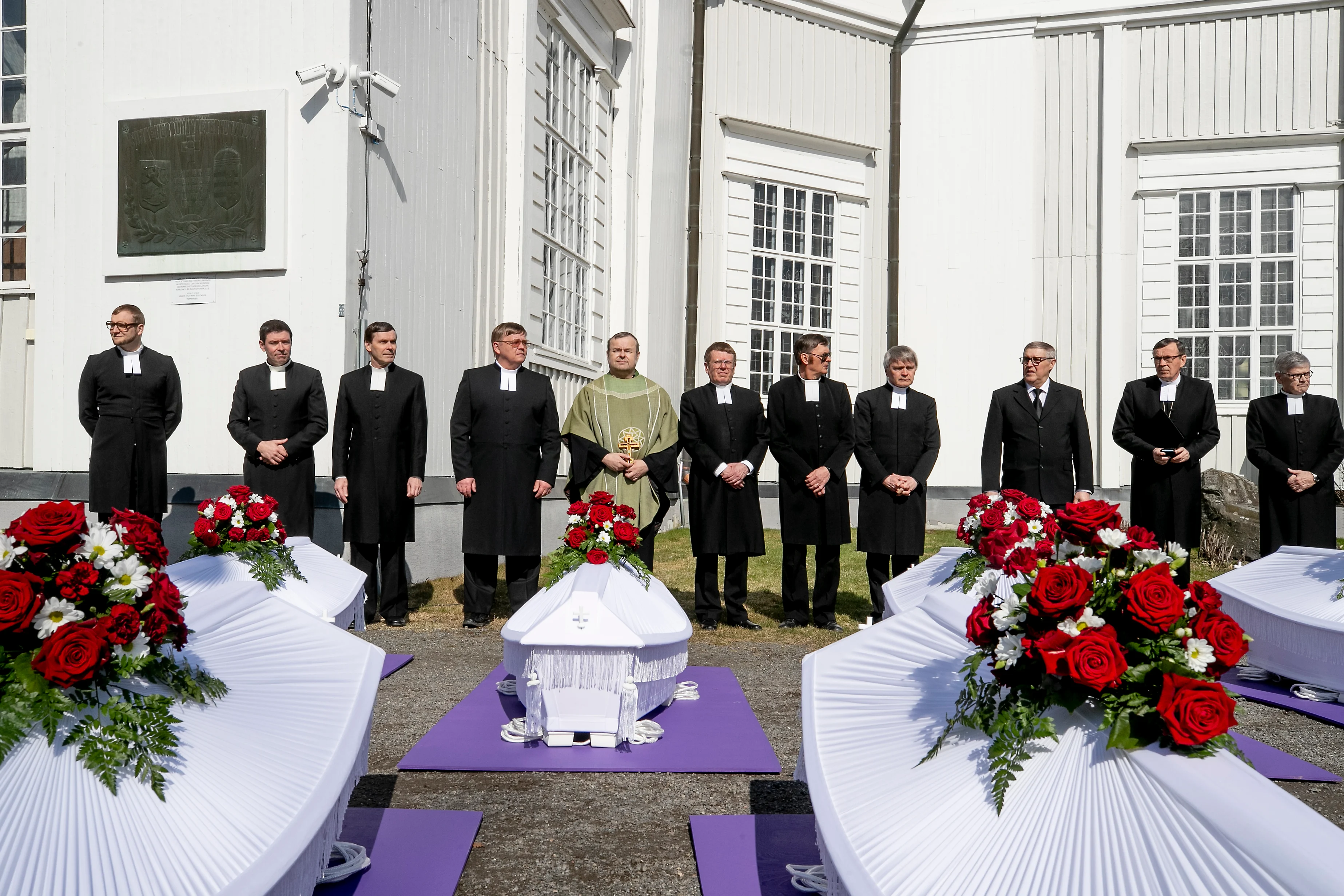 Pappissääty on hautajaiskohtauksessa vahvasti edustettuna.