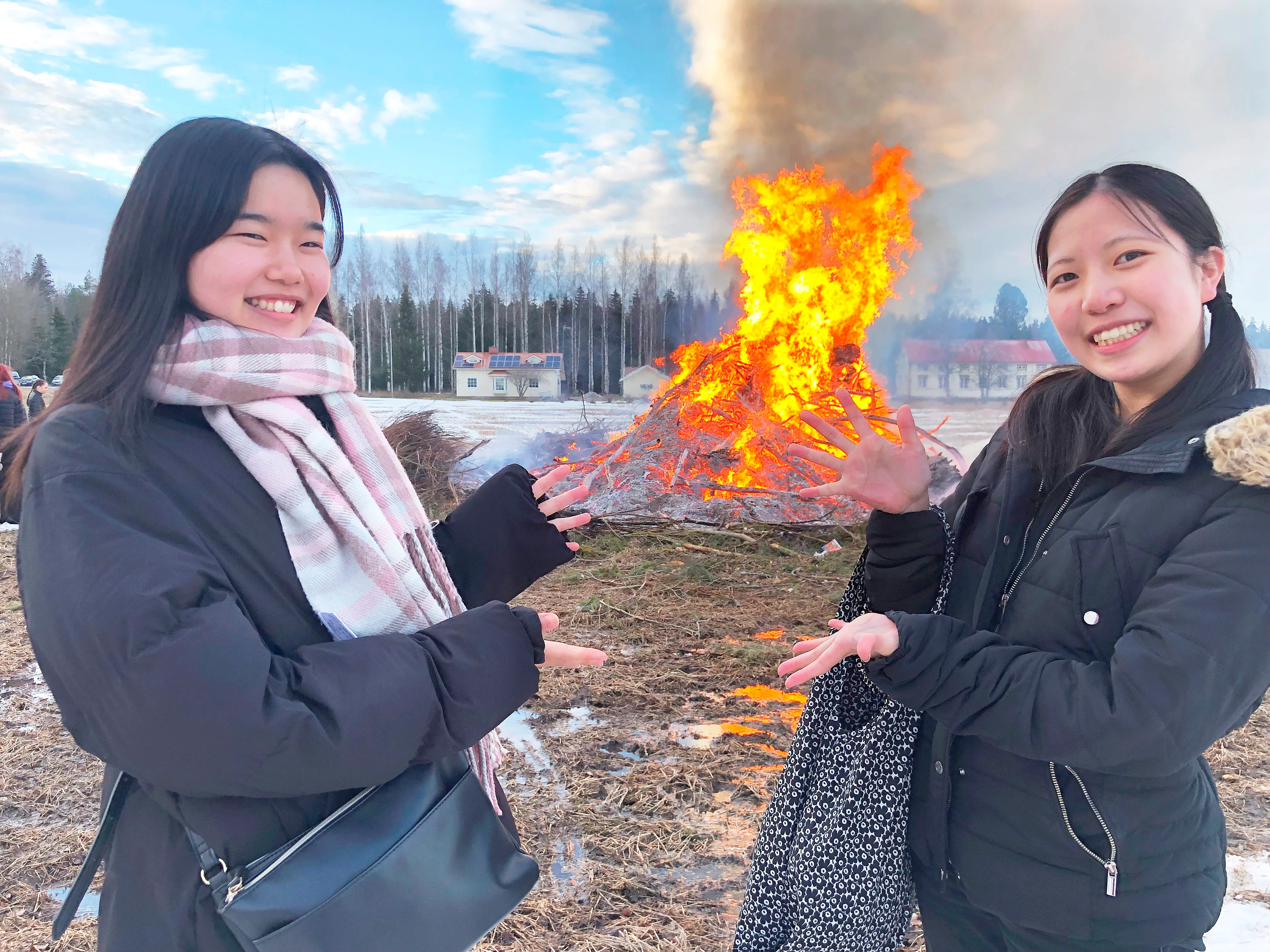 Pääsiäiskokko ja monet muut suomalaiset perinteet ovat olleet japanista tulleille Emi Aokille (vas.) ja Mana Yasudalle mieleenjääviä elämyksiä.
