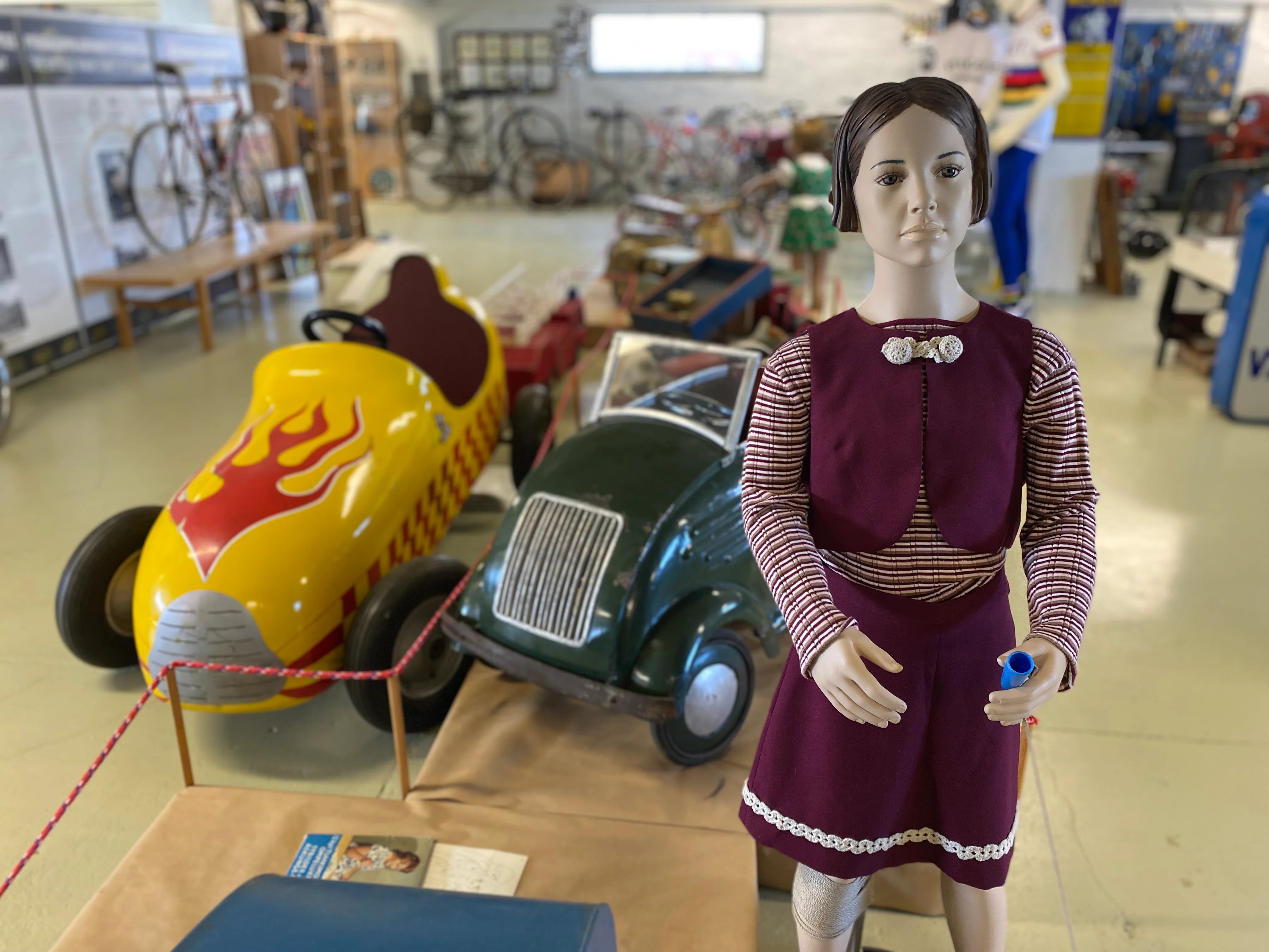 Museossa on kolme kerrosta. Ylimmässä kerroksessa on esillä muun muassa vanhoja, käsityönä tehtyjä polkuautoja.