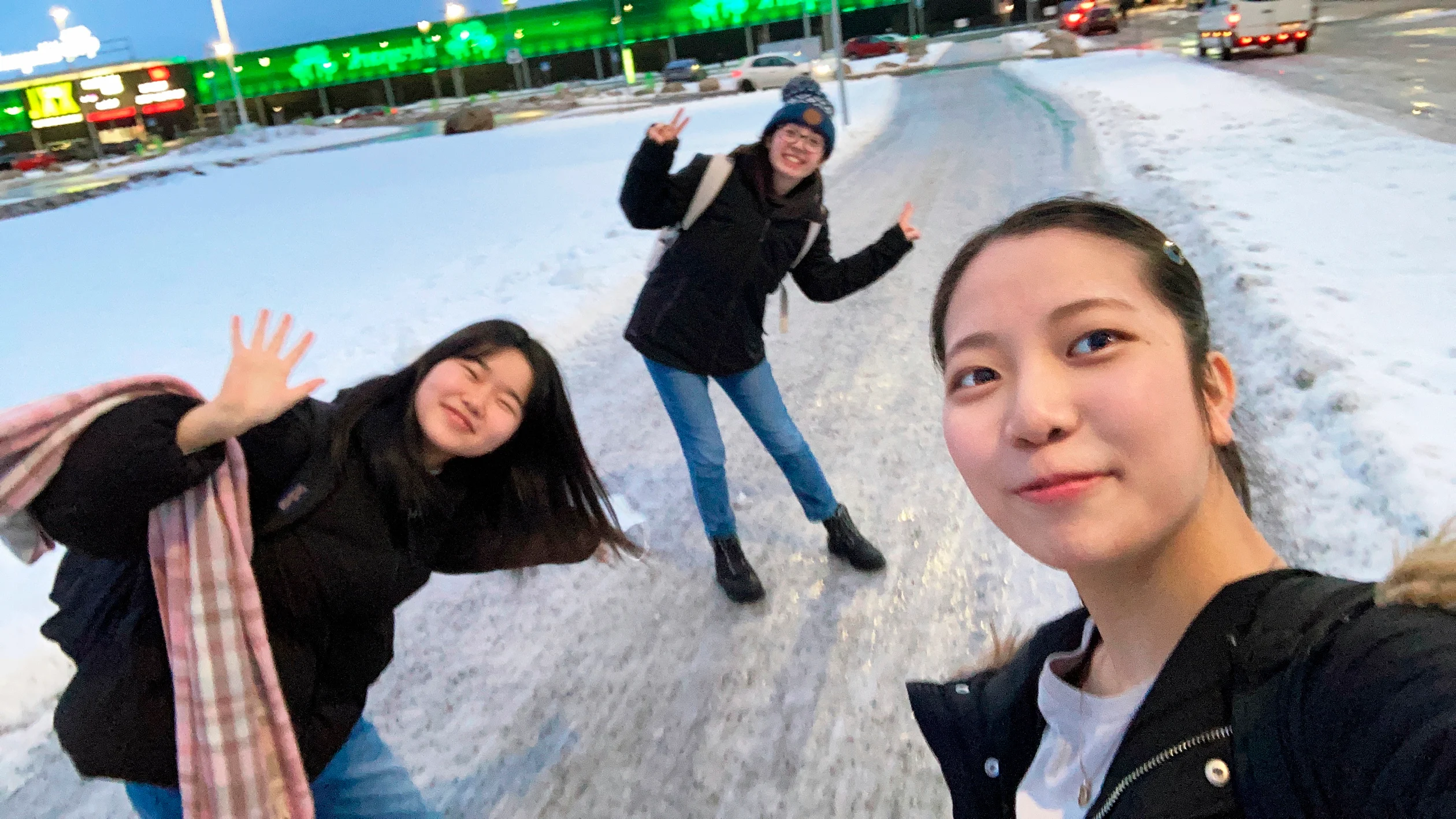 Mana Yasuda tapaa alueen muita vaihto-oppilaita kaksi kaksi kertaa viikossa Seinäjoella pidettävällä suomen kielen kurssilla. Kuvaan mukaan pääsivät Emi Aoki Japanista (vas.) ja Anastasia Depaoli Italiasta.
