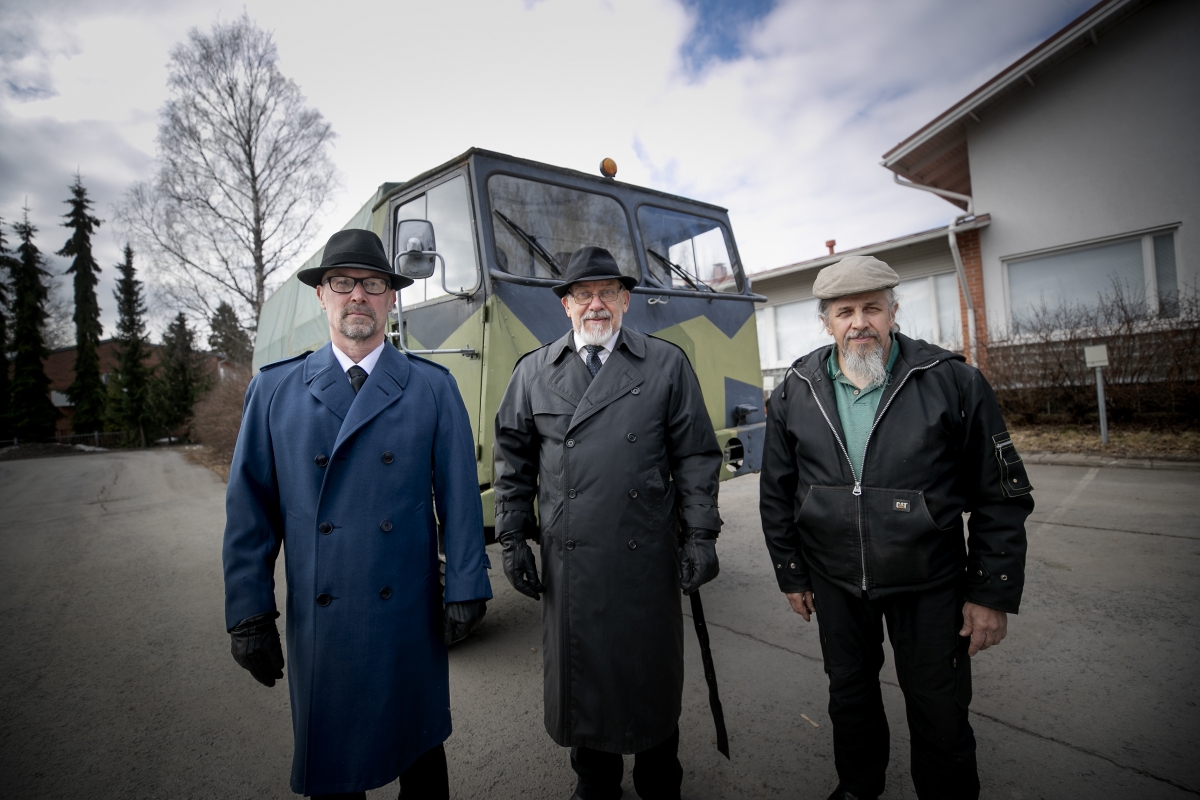 Ari Kujanpää (oik.) toi kuvauksiin oman maastokuorma-autonsa. Matti Mäki ja Erkki Kallio Ylihärmän reserviläisistä lähtivät mukaan.