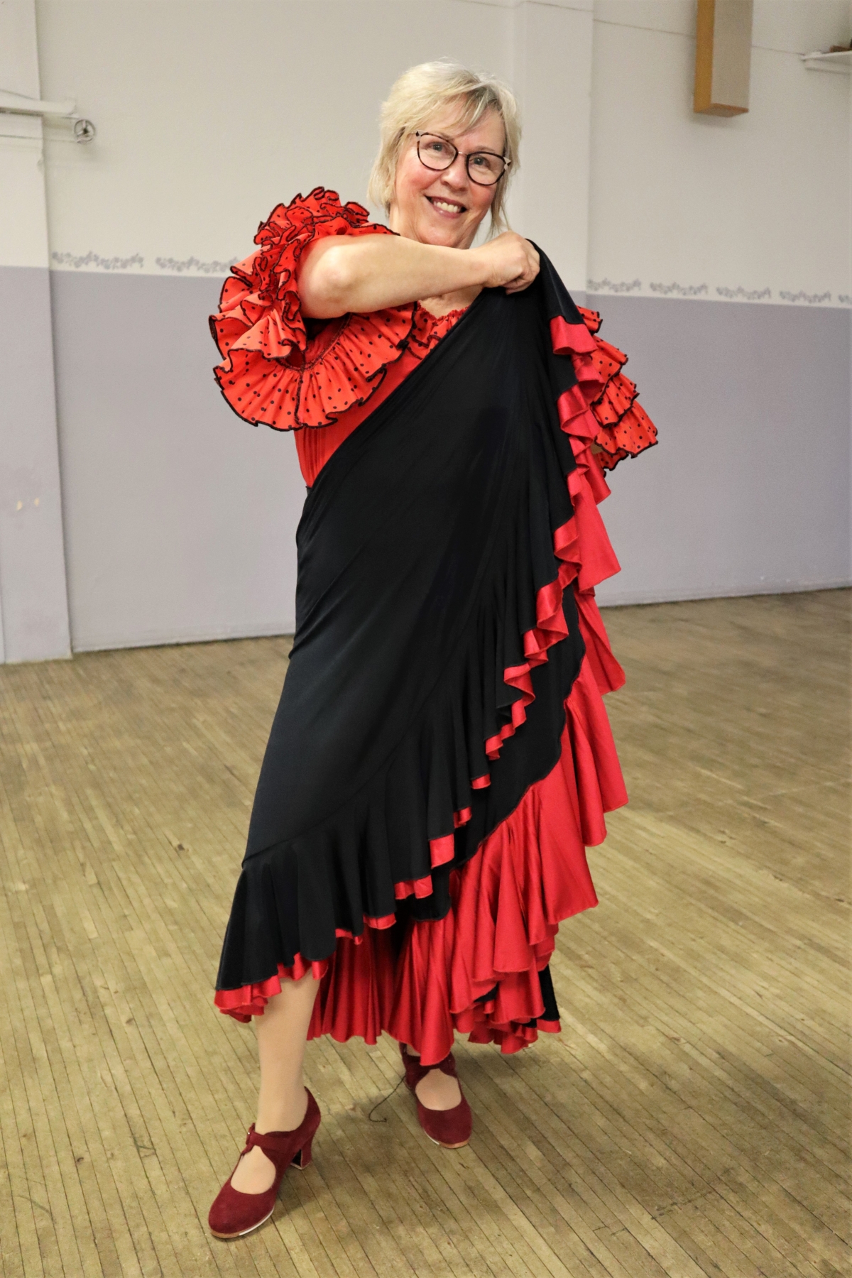 Elisa Rantasalolla on yllään flamencohame, jonka helma on yli metrin levyinen.