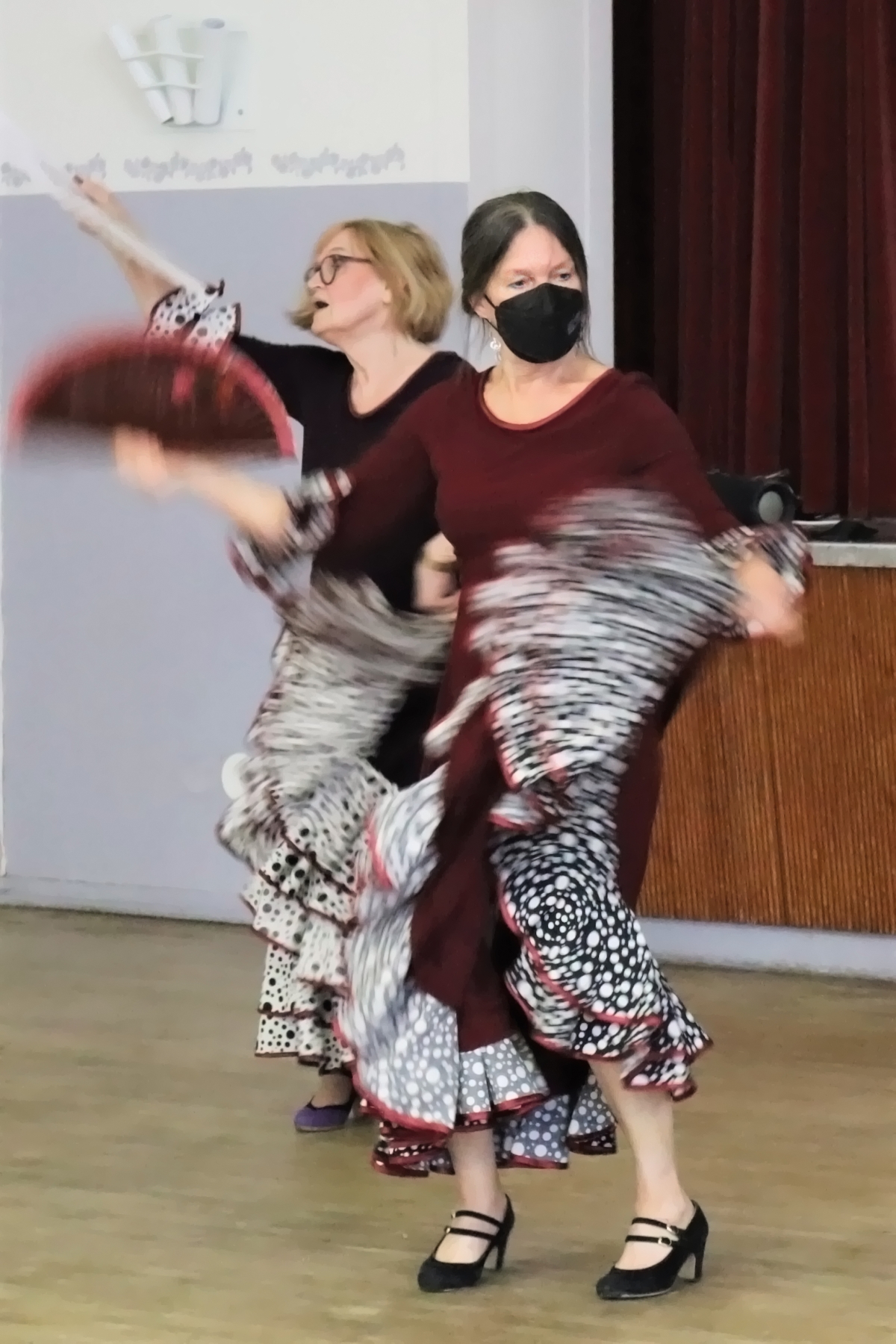 Annikki Rantala ja Anna Ekström tanssivat viuhkakoreografiaa, johon kuuluu flamencohameen heilutus.