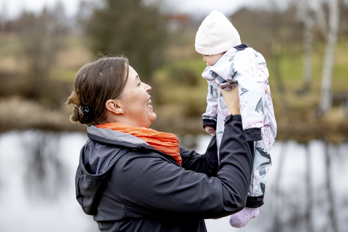 Heli Alakoskela tuli toisen kerran äidiksi 47-vuotiaana – Esikoisen ja kuopuksen ikäerossa hauska sattuma