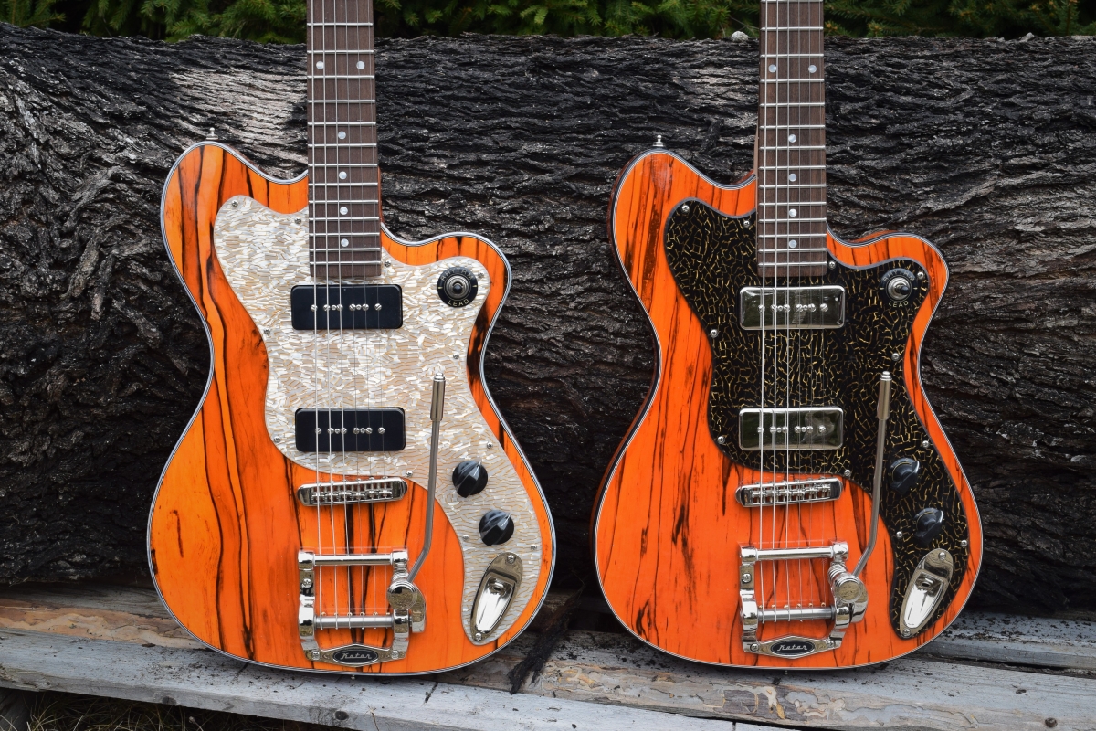 Kaksi Seinäjoella valmistettua Duke Robillard Bluesmaster -kitaraa.