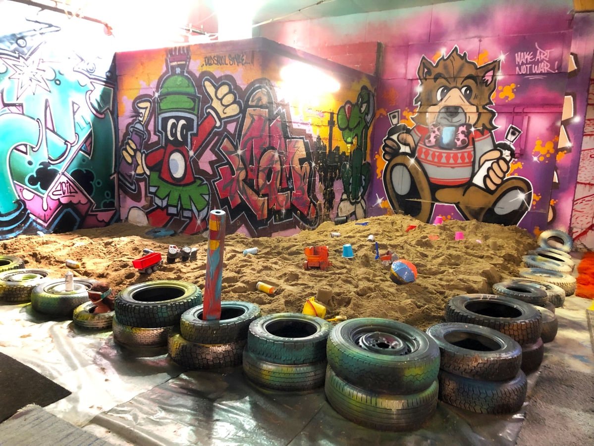 Yhdessä graffitihallissa on 1100 kiloa hiekkaa lasten leikkejä varten.