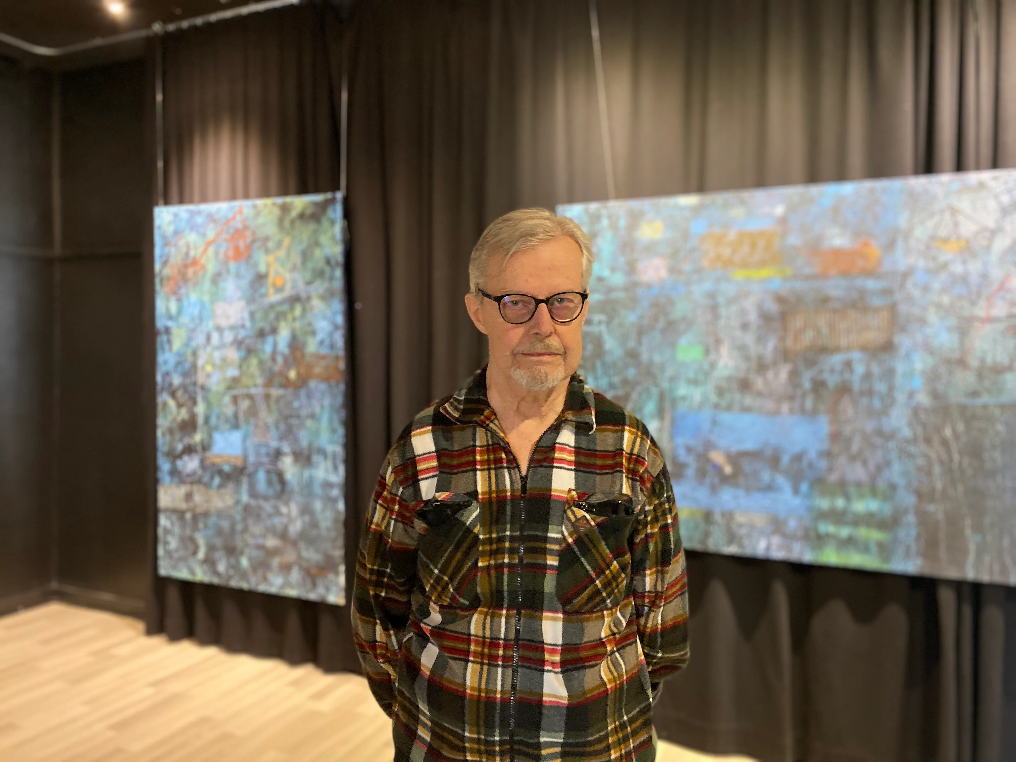 Ossi Lehdon työhuonekin on Kasarmi 13:ssa, joten työt oli helppo siirtää galleriaan.