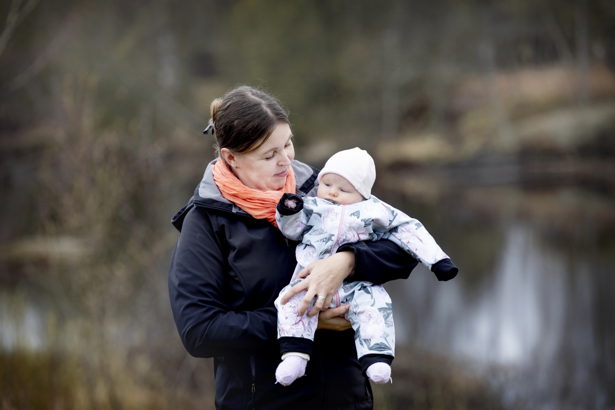 Heli Alakoskela kertoo säästäneensä joitakin esikoisen vauvatarvikkeita kaikki vuodet. Emilia-vauva nukkuu vaunuissa samassa äitiyspakkauksen makuupussissa, joka oli isoveljellä jo 17 vuotta sitten. Myös vauvasänky on peruja esikoisen vauva-ajalta.