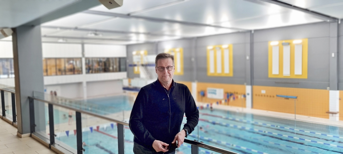 Seinäjoen uimahallin hallimestari Kari Elomaa on tyytyväinen siihen, että asiakkaat osaavat pääsääntöisesti käyttäytyä uimahallissa hyvin.