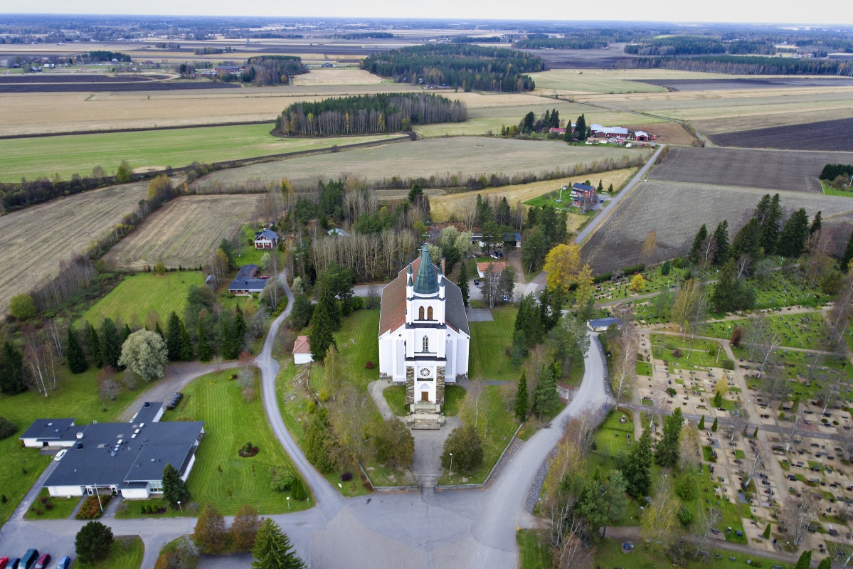 Seinäjoen seitsemän ihmeen joukosta löytyy Suomen kolmanneksi suurin kirkko: Ylistaron oma Komia kirkko.