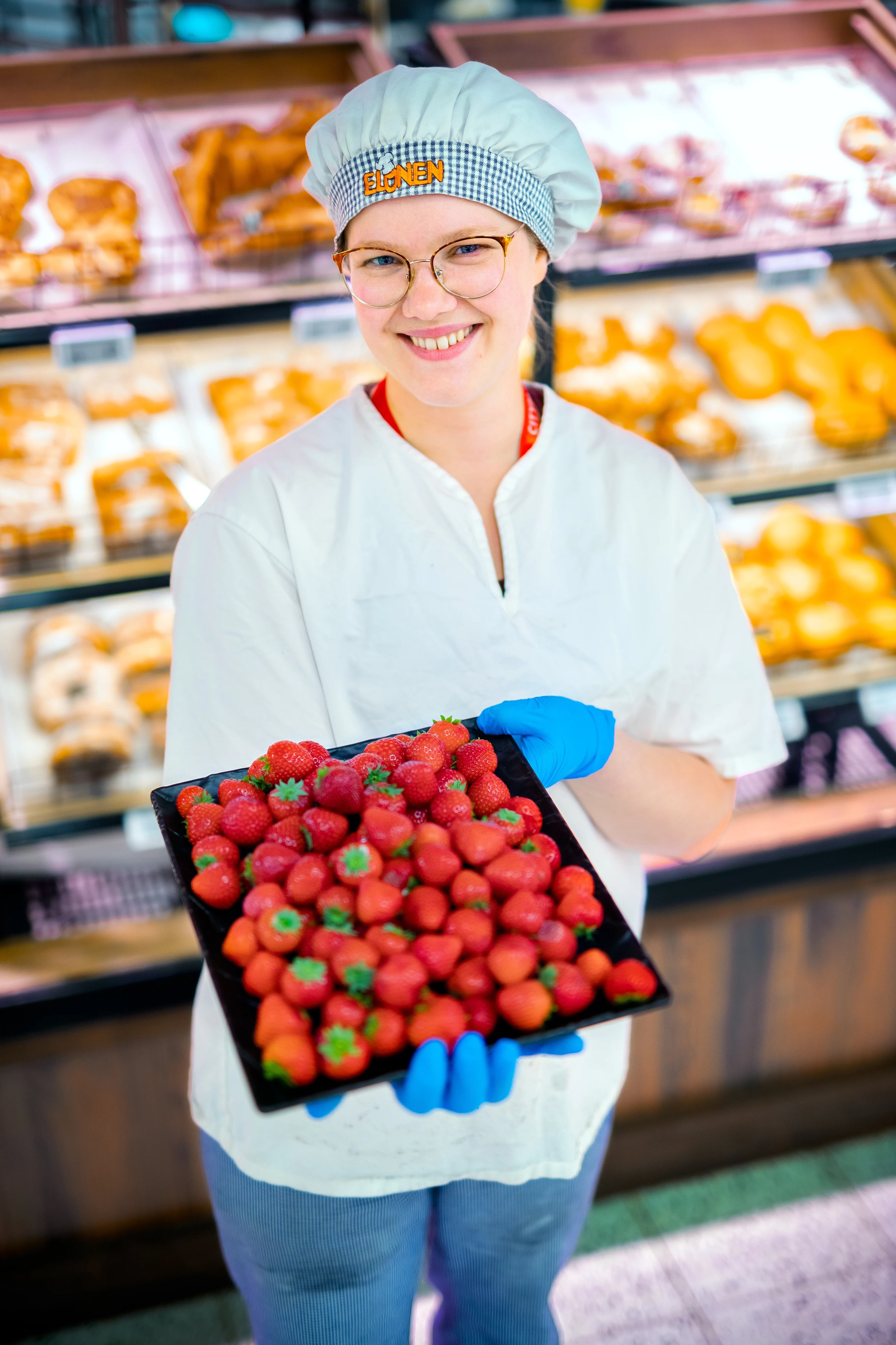 Leipuri Emilia Keski-Sikkilän mielestä mansikkaleivos on yksi parhaista äitienpäivän herkuista.