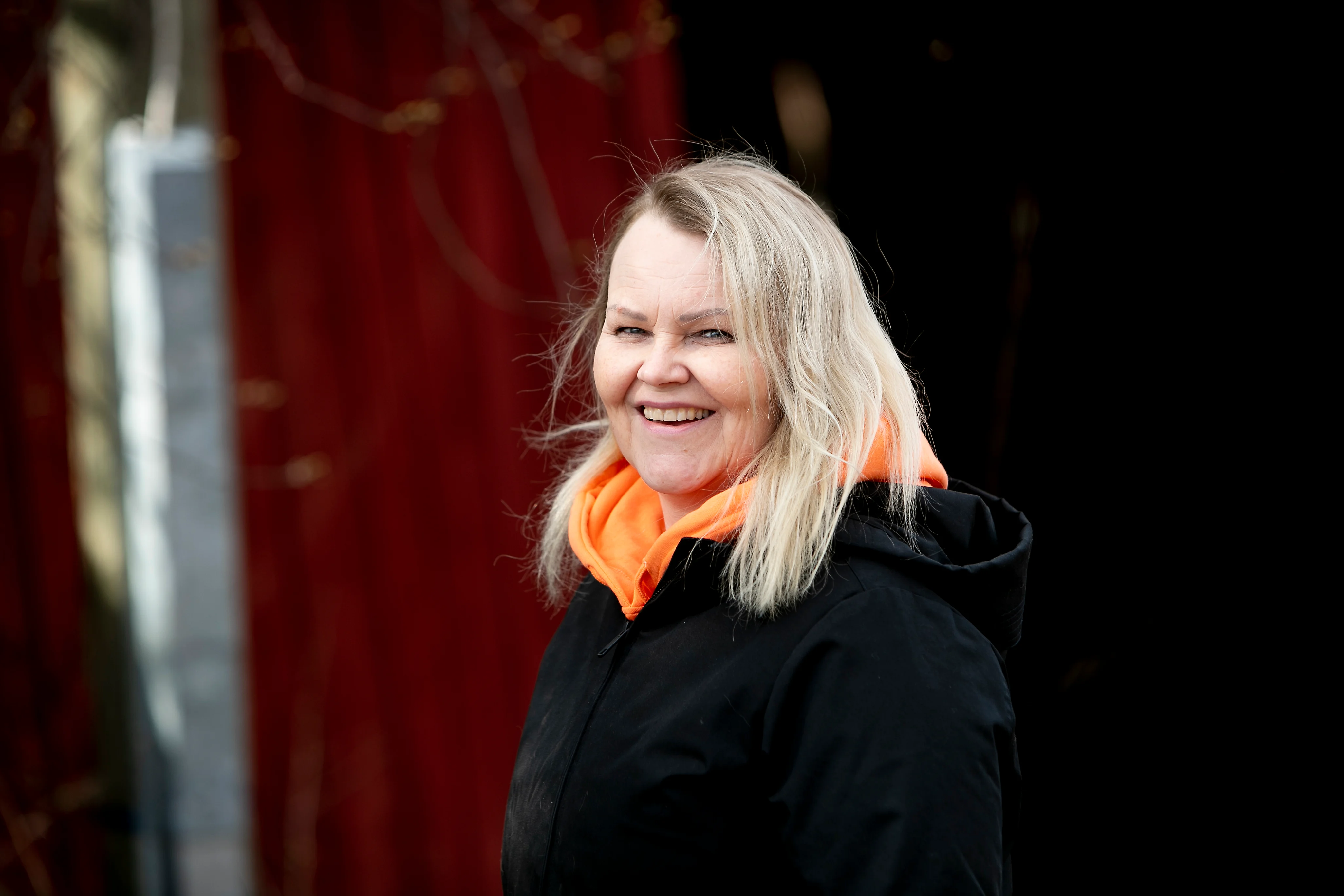 Mirva Kuni on elämäänsä tyytyväinen. Hän arvioi olevansa peruspositiivinen pienellä twistillä.