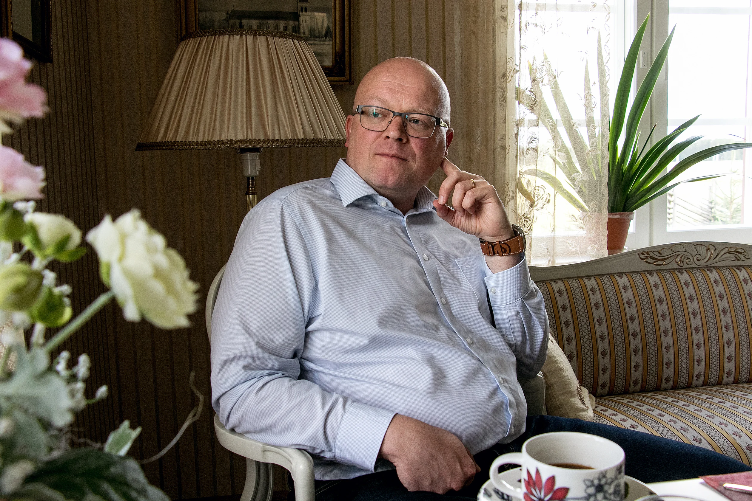 Suurlähettiläs Mikko Hautala latasi kesällä 2020 akkujaan isovanhempiensa talossa Teuvalla. Diplomaattiperhe viettää siellä lähes kaikki lomansa.