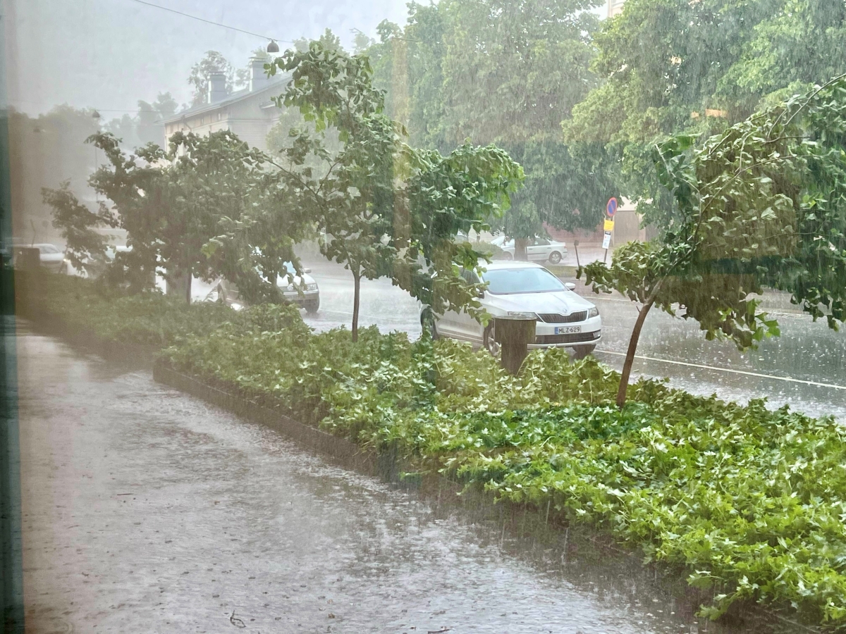 Raju ukkoskuuro sai Vaasan tulvimaan: Jopa autot uivat kaduilla – "Jos tällainen sademäärä tulee puolen tunnin aikana, aiheuttaa se varmasti ongelmia"