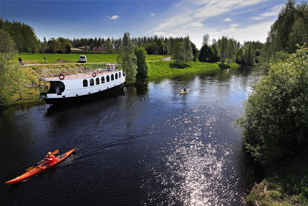 Kyrönjoki kulkee Seinäjoen läpi. Seinäjoki-joki on noin 90 kilometrin pituinen Kyrönjoen sivujoki. Se tarjoaa virkistysmahdollisuuksia niin vedessä kuin joen varsillakin. Seinäjoesta on kaivettu uomat Kyrkösjärven ja Kalajärven tekoaltaisiin tulvavesien säätelyä varten. Kyrönjoen viljelylakeudet on valittu yhdeksi Suomen kansallismaisemista. 