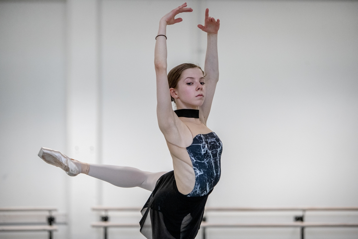 Seinäjoen balettilupaus joutui keskeyttämään opinnot Venäjällä – Nyt hän tanssii maailman balettihuippujen rinnalla arvostetussa kilpailussa
