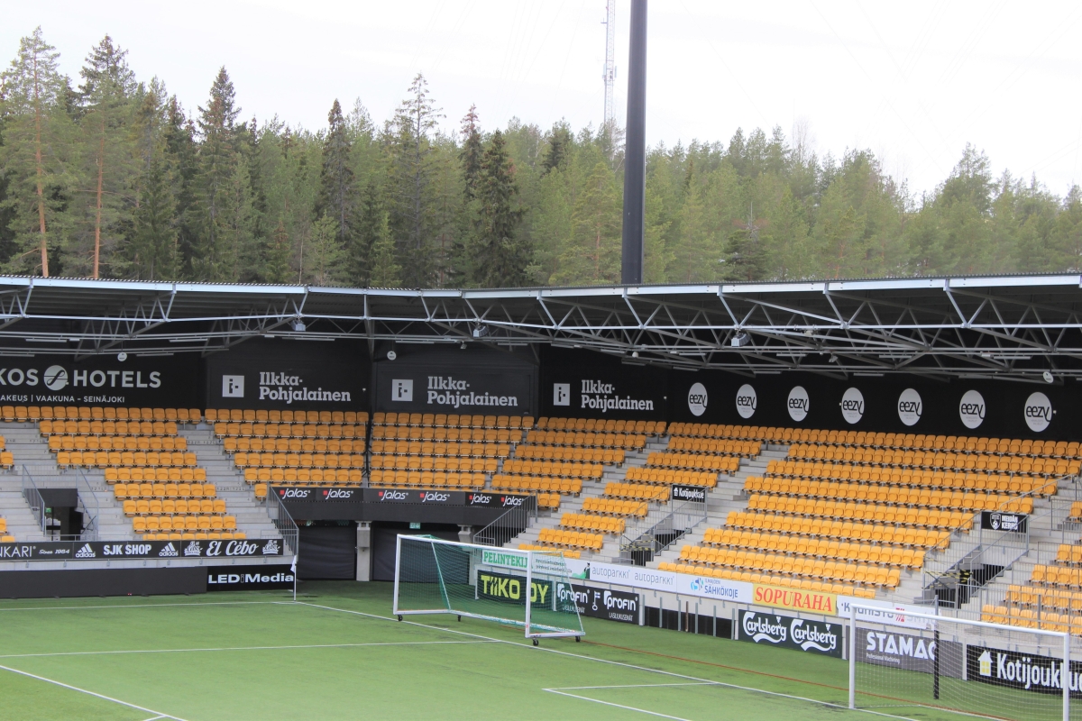 Ilkka näkyy vahvasti SJK:n kotikentällä OmaSp Stadionilla.
