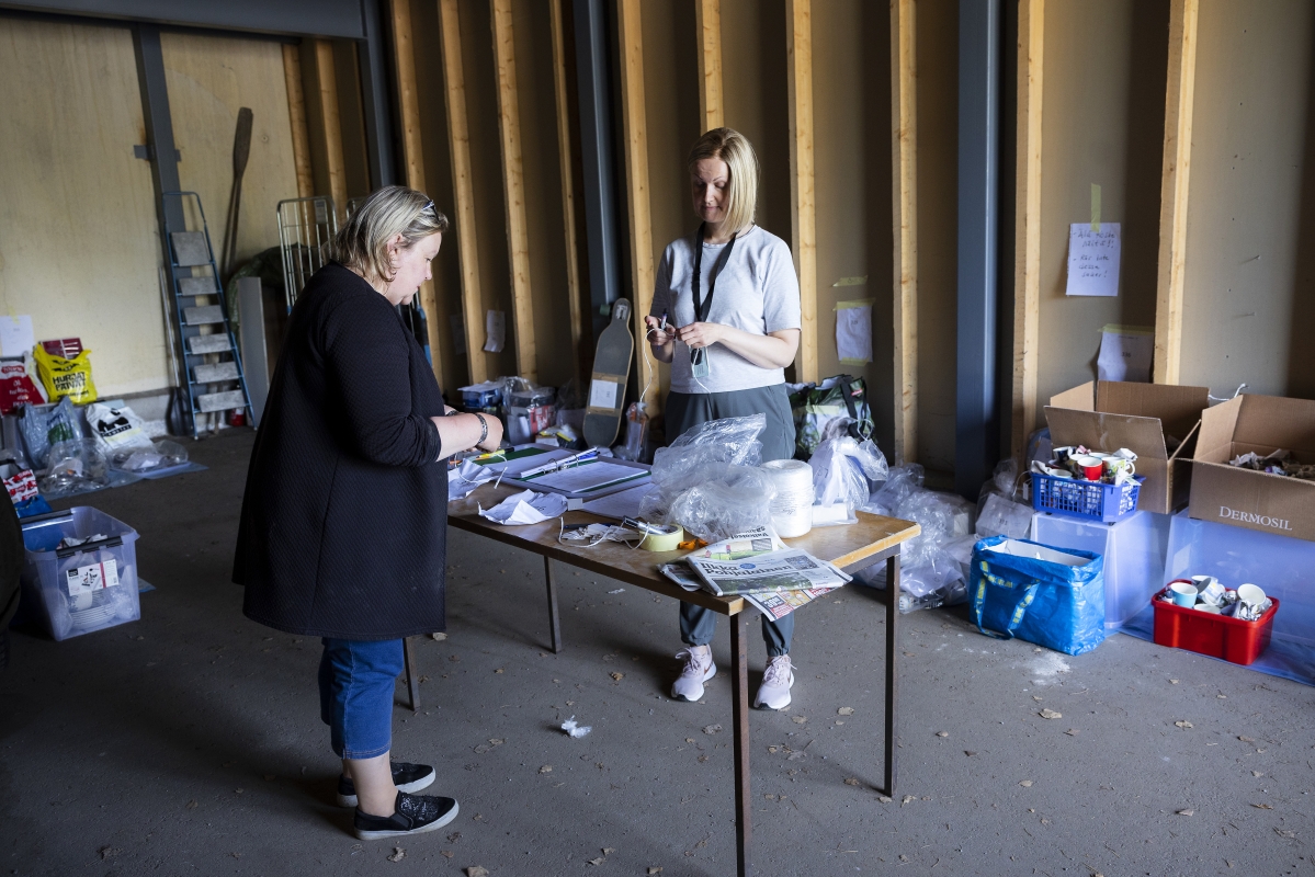 Ann-Louise Olén ja Heidi Leisvuori valmistelivat huutokauppaa Vaasan pääpoliisiasemalla.