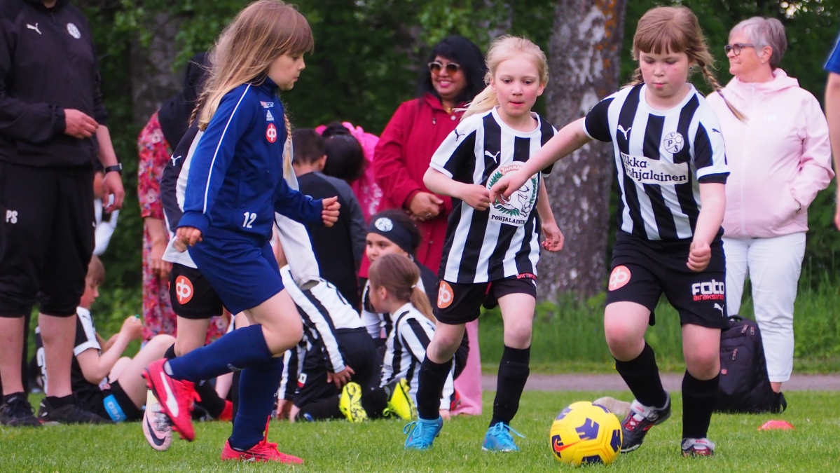 Junnuliiga pelaa taas – Vaasa-lehti seuraa lasten jalkapalloliigaa läpi kesän