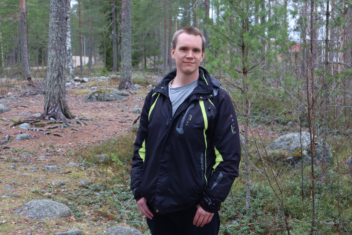 Pilapiirtäjä Kristian Kaikkonen repii tylsistäkin uutisaiheista huumoria – ”Tavoitteeni on saada ihmiset nauramaan”