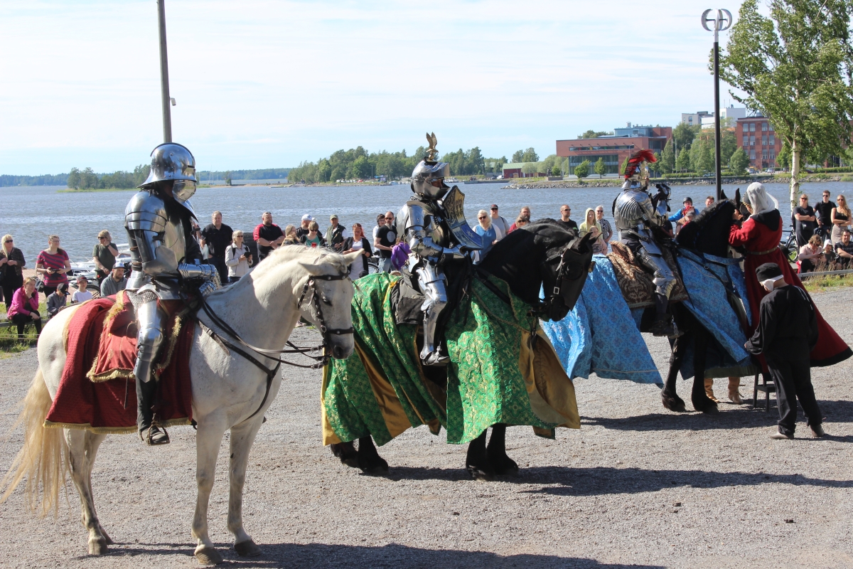 Sotahevosia, ritareita ja yli 30 kilon haarniskoja – Näin keskiaika tuli takaisin Vaasaan