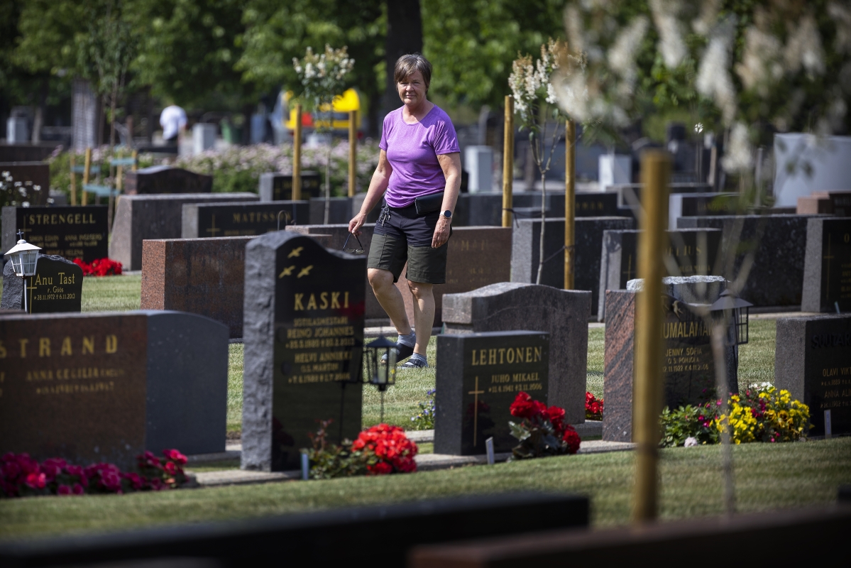 Hautahakupalvelu auttaa löytämään haudalle – ''Se helpottaa meidän työntekijöiden arkea''