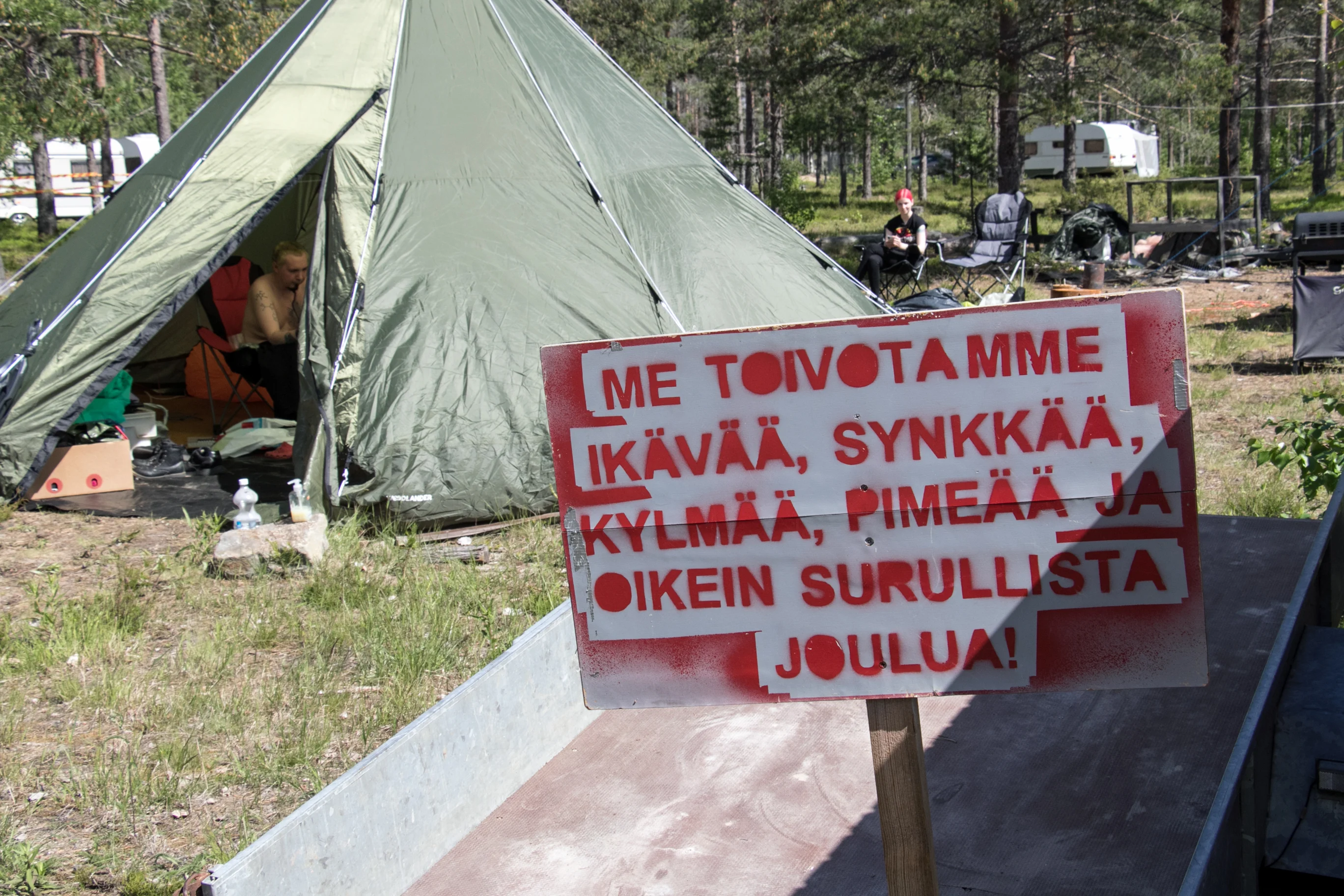 Leiriporukat tuntevat toisensa hyvin ja juttua kyllä riittää, vaikka itse festivaali alkaa vasta keskiviikkona.